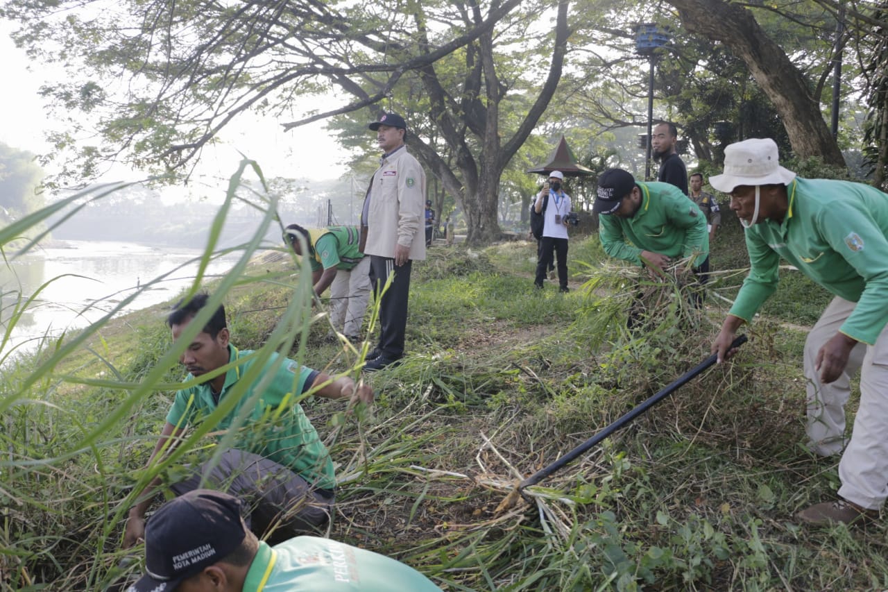 Kerja Bakti Bersama Warga di Lapak Pancasoka, Wali Kota Harap Kebersihan dan Kenyamanan Terus Dijaga