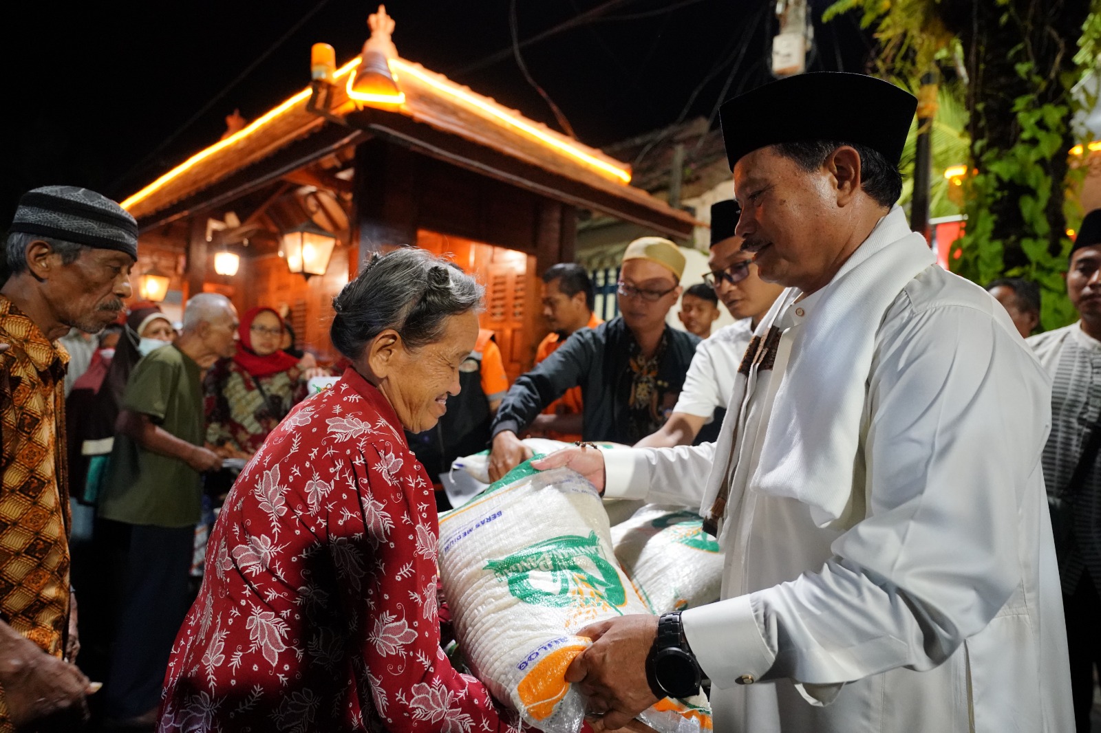 Peringati Nuzulul Quran, Wali Kota Juga Salurkan Bantuan Pangan