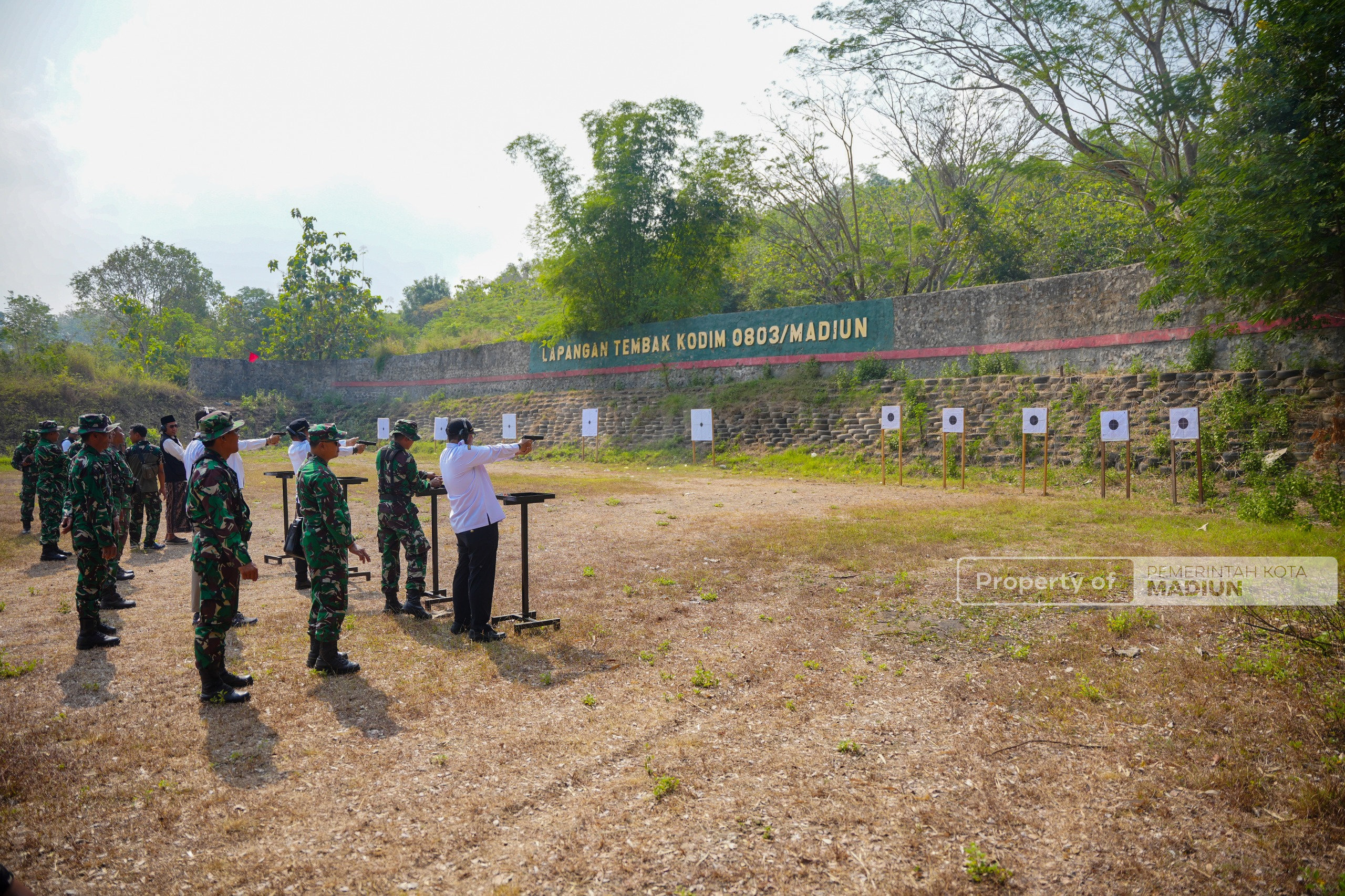 Perkuat Sinergi, Plt Wali Kota Madiun Asah Fokus dalam Latihan Menembak