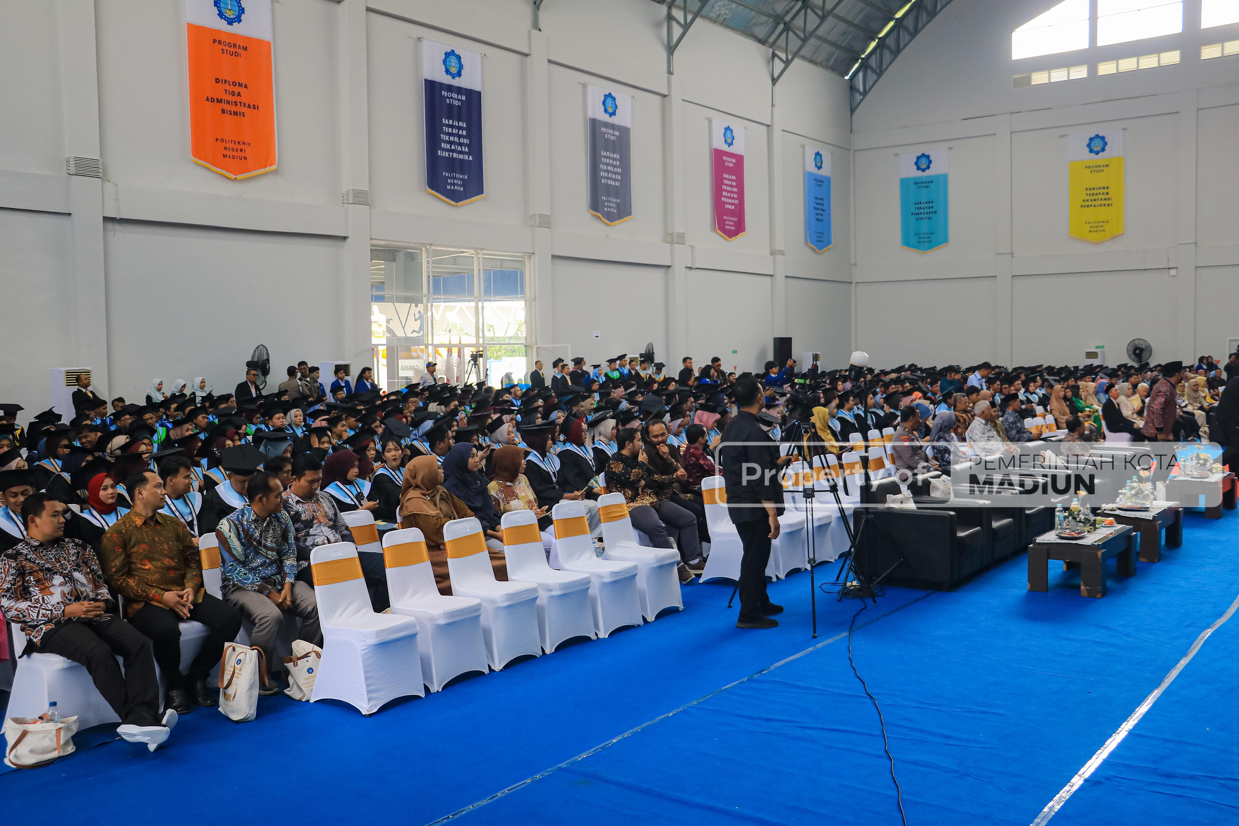 Hadiri Wisuda PNM, Wali Kota Ajak Wisudawan PNM Jadi Penggerak Kemajuan Kota