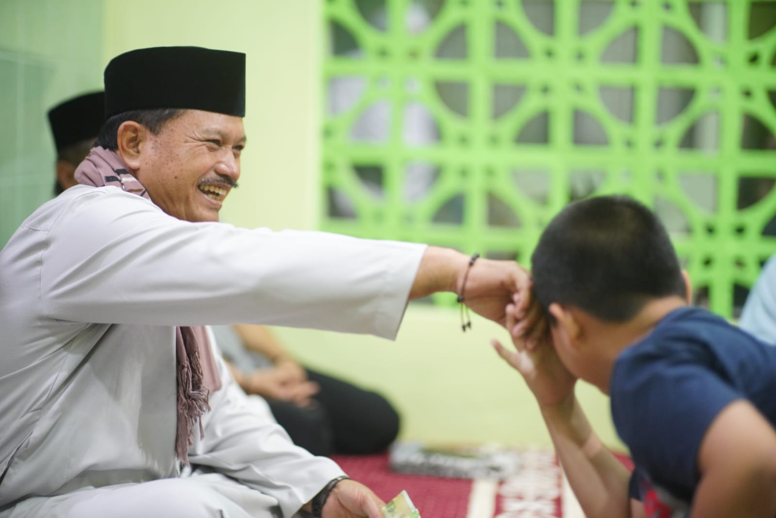Salat Isya di Masjid Al Falah, Wali Kota Juga Sampaikan Program Pembangunan Kepada Jemaah