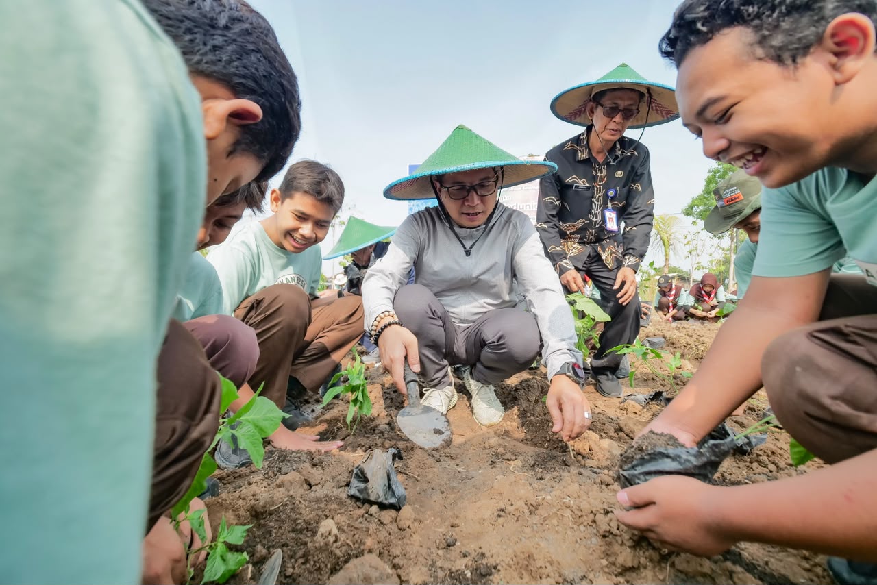Tanamkan Peduli Pangan Sejak Dini, Pelajar Kota Madiun Turun Langsung Bertani