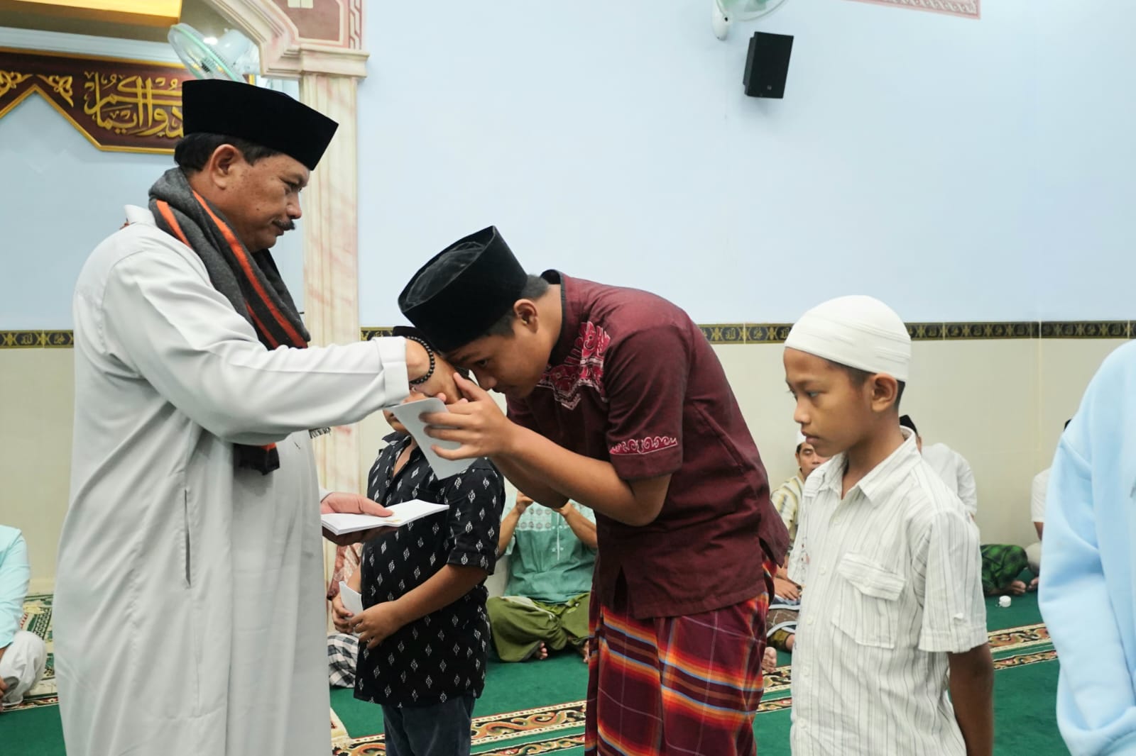 Shalat Isya Dan Tarawih Di Masjid Al Amin, Wali Kota Serahkan Bantuan Untuk Anak Yatim