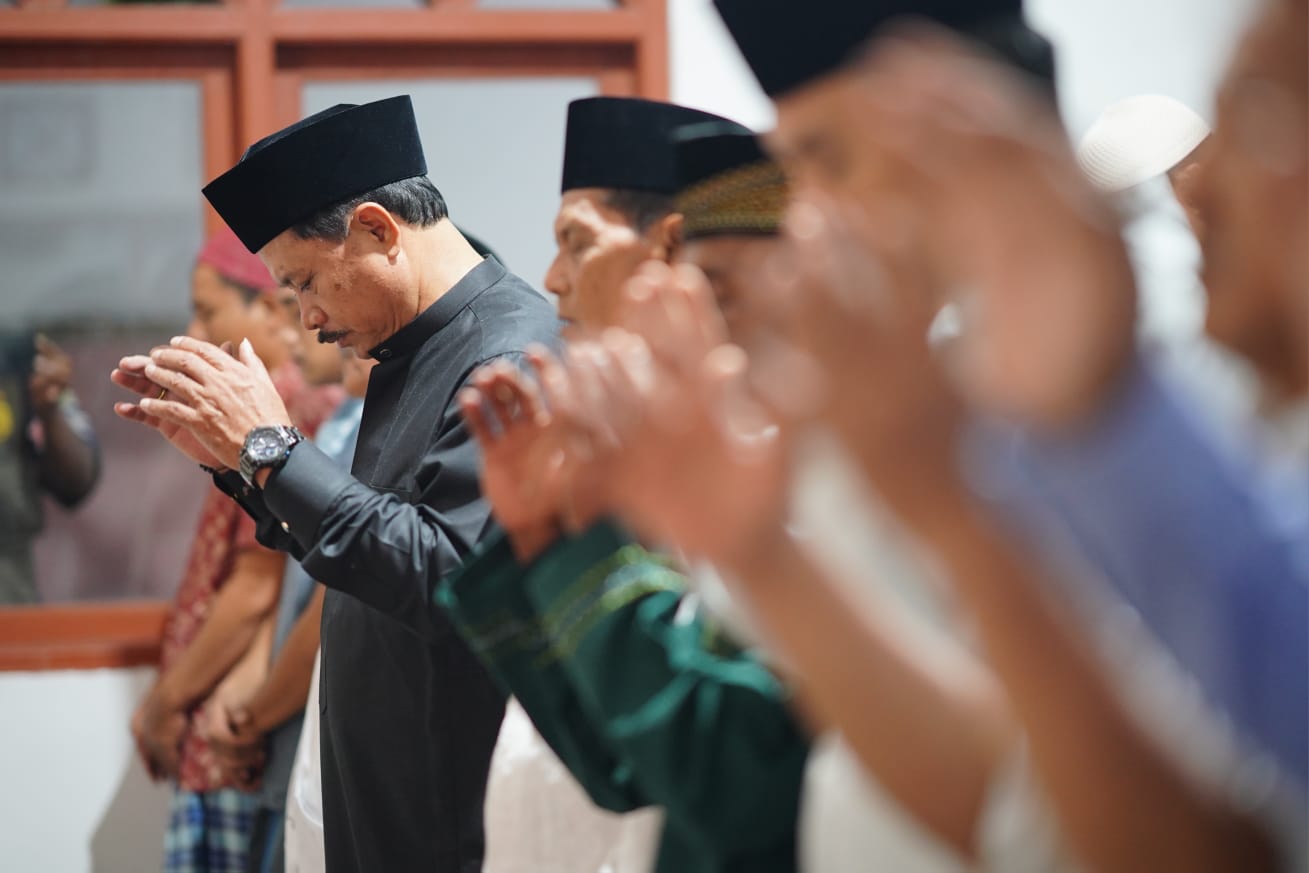Gelar Safari Ramadhan, Wali Kota Ikuti Shalat Isya Dan Tarawih Di Mushola Al Ikhlas Bersama Warga