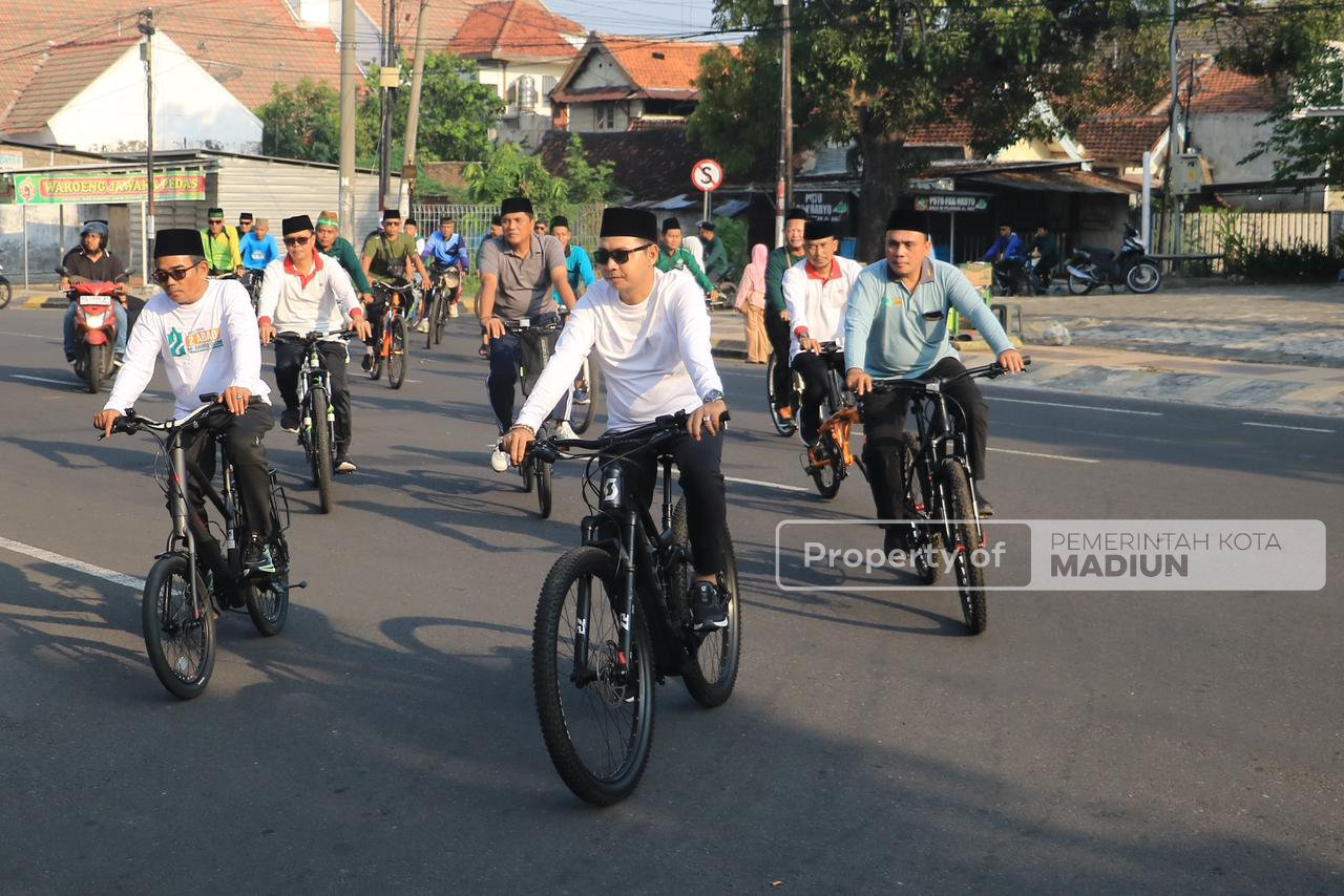 Semangat Bangun Silaturahmi, Wawali Apresiasi Santri dan Warga Lewat Sepeda Santai Hari Santri