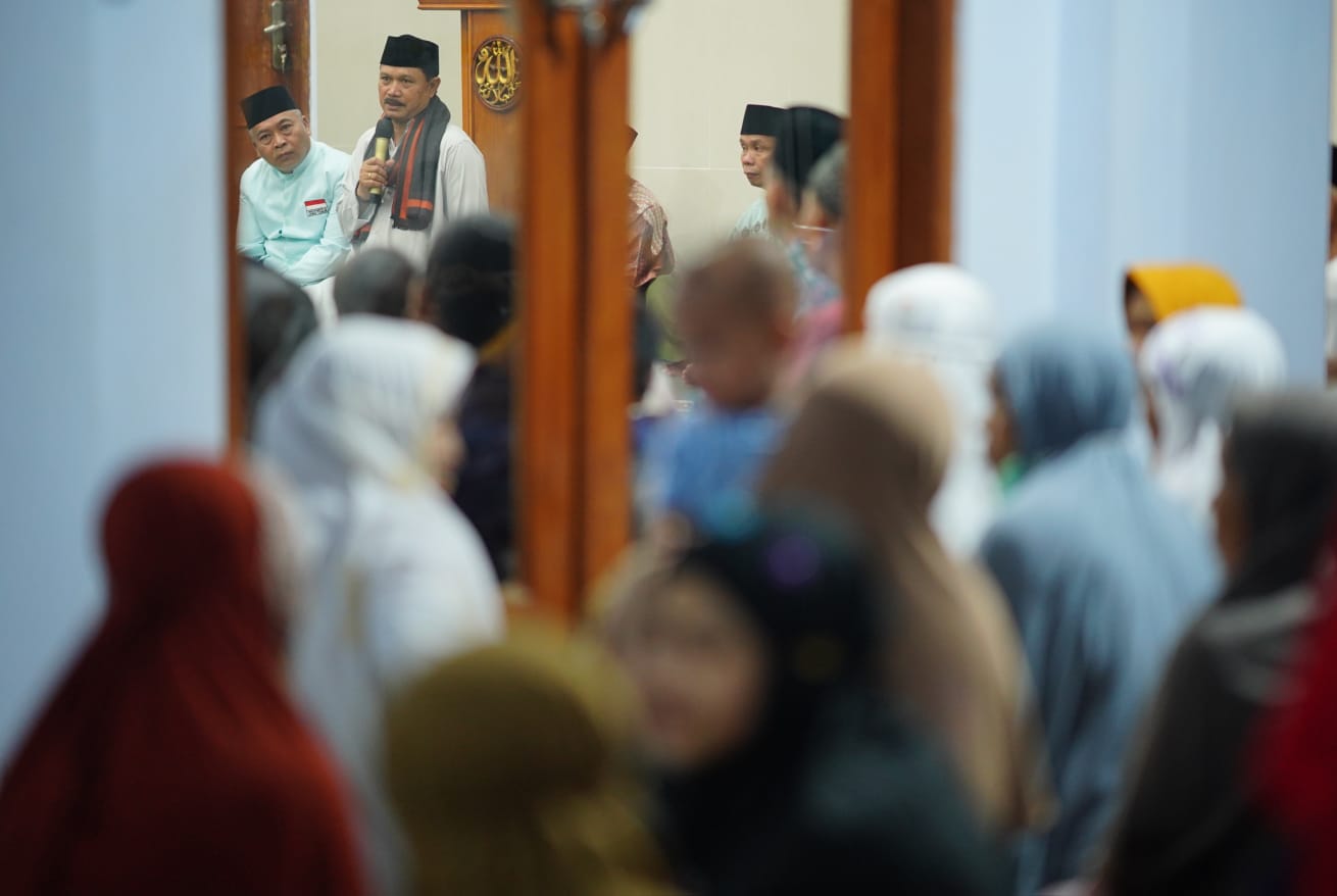 Shalat Isya Dan Tarawih Di Masjid Al Amin, Wali Kota Serahkan Bantuan Untuk Anak Yatim