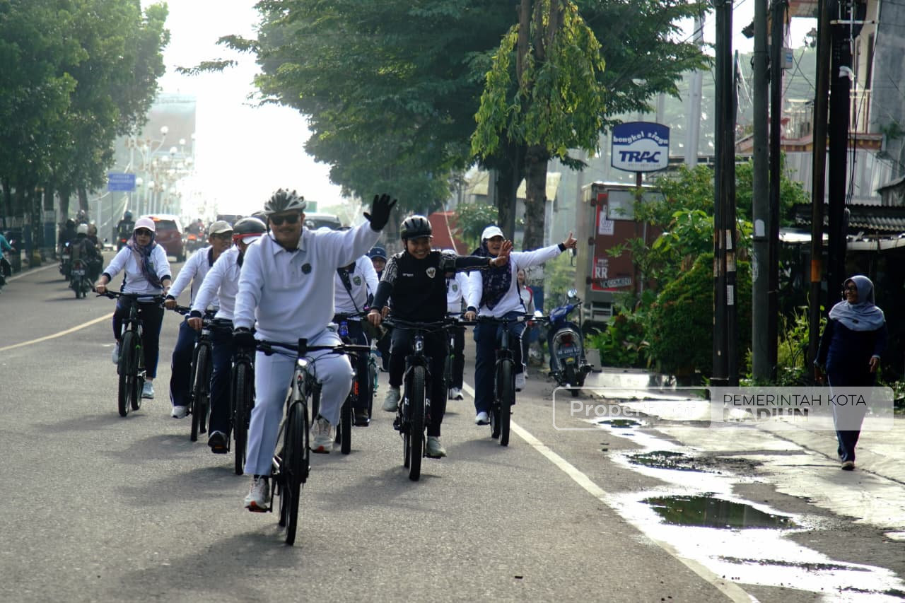 Peringati HUT KORPRI ke-54, Wali Kota Madiun Gowes hingga Serahkan Bantuan Sembako untuk Relawan Kebersihan