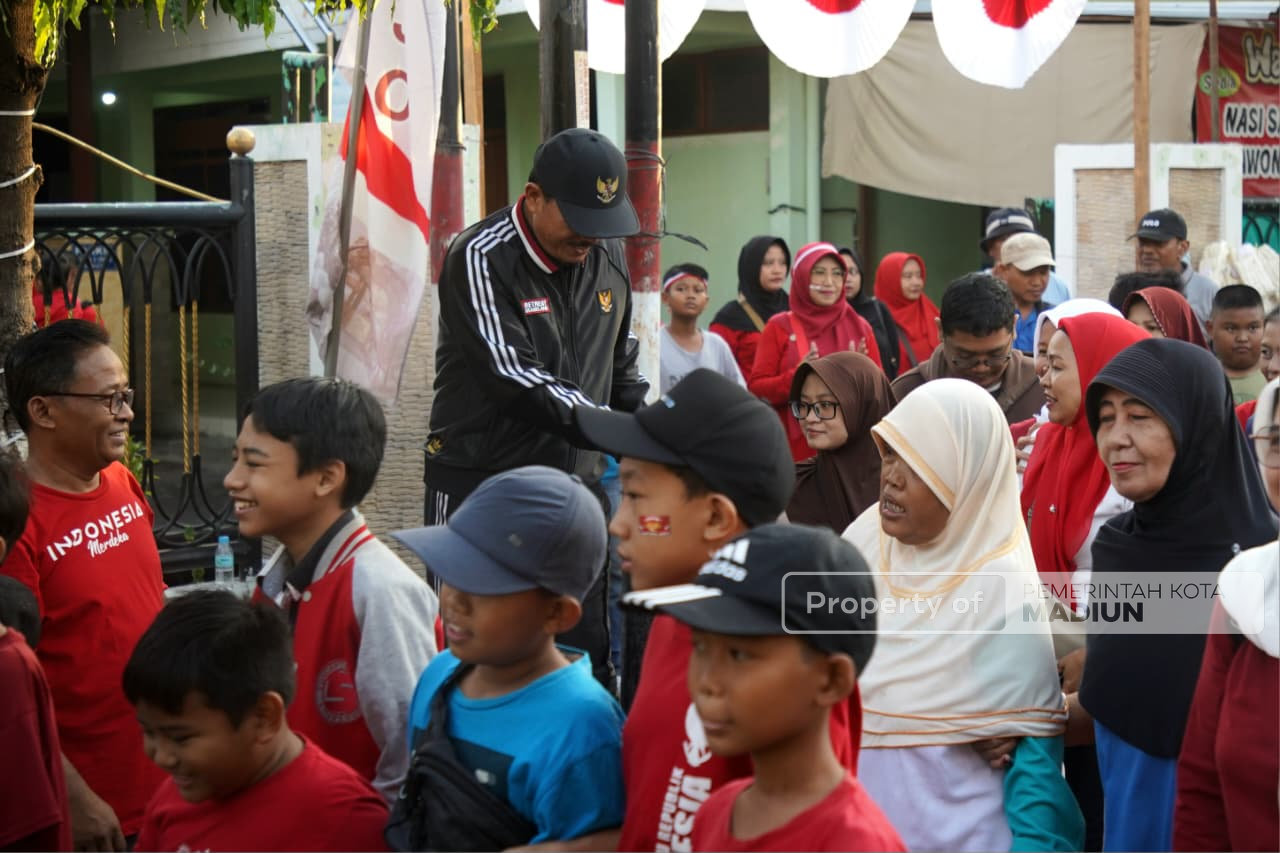 Jalan Santai di Kelurahan Kartoharjo, Wali Kota Ajak Warga Jaga Kondusivitas Kota