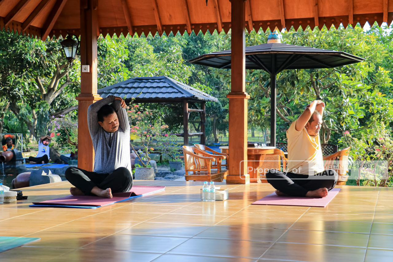 Di Tengah Padat Agenda, Wali Kota Madiun Tetap Jaga Kesehatan Lewat Yoga Pagi