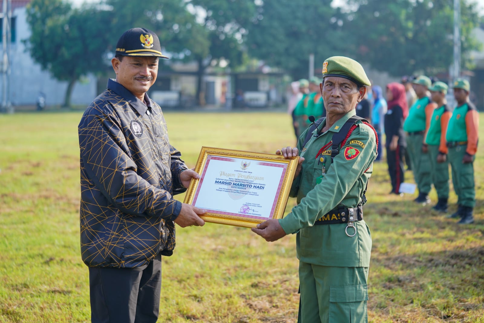Pimpin Apel Kerja Bakti, Wali Kota Serahkan Penghargaan Bagi Satlinmas Berdedikasi