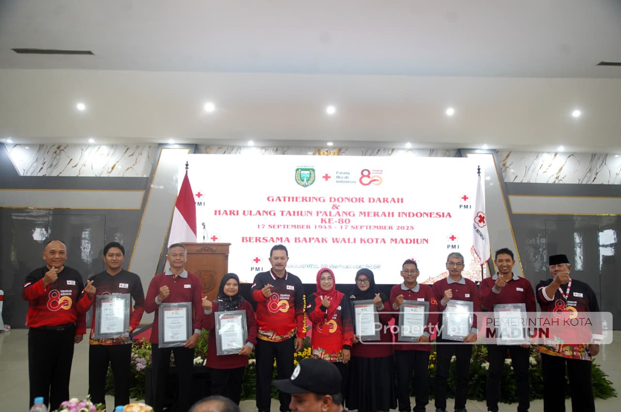 Hadiri HUT ke-80 PMI, Wali Kota Madiun Apresiasi Pendonor Setia dan Bagikan Penghargaan