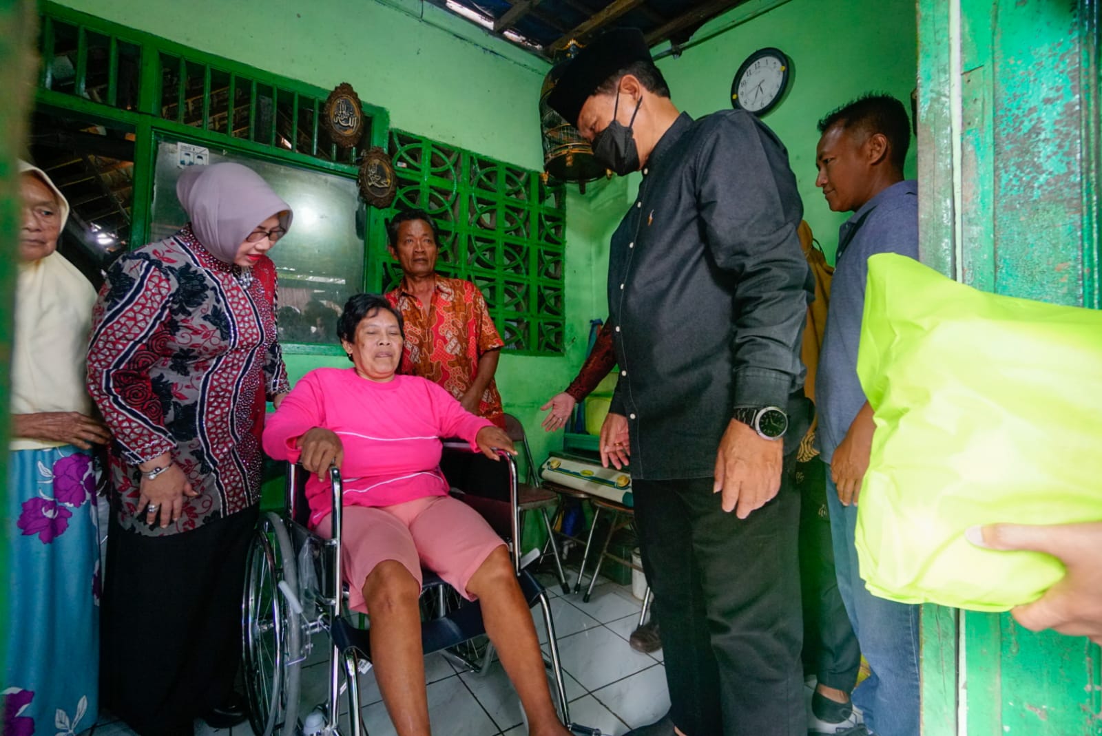 Saling Berbagi, Wali Kota Salurkan Bantuan dari Nurul Hayat