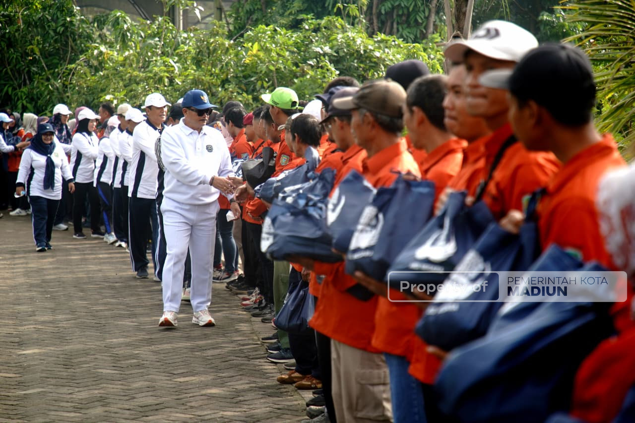 Peringati HUT KORPRI ke-54, Wali Kota Madiun Gowes hingga Serahkan Bantuan Sembako untuk Relawan Kebersihan