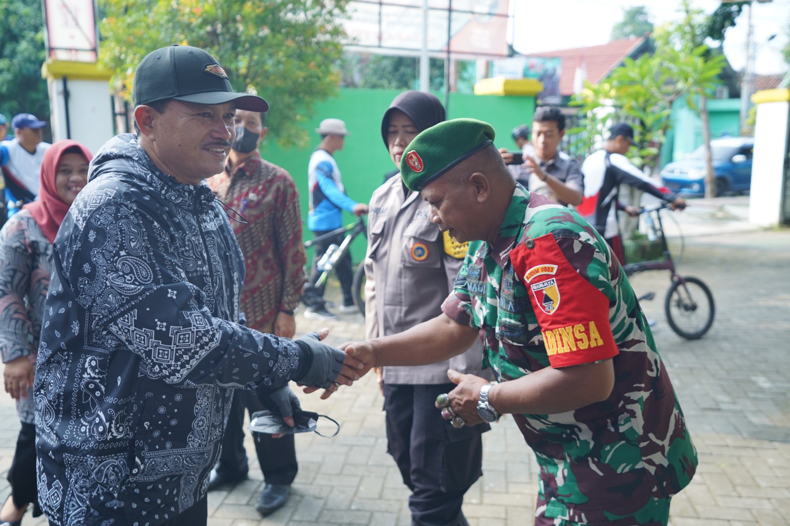 Wali Kota Sampaikan Oleh-Oleh dari Luar Negeri Saat Gowes di Tiga Kelurahan