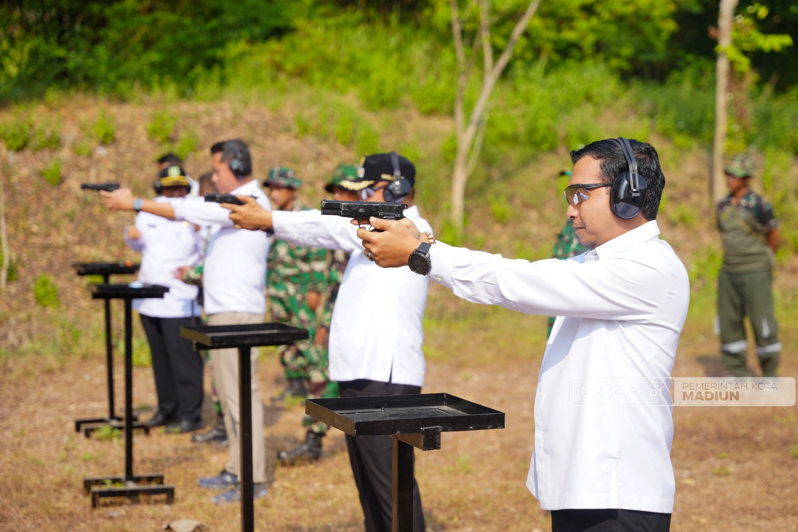 Perkuat Sinergi, Plt Wali Kota Madiun Asah Fokus dalam Latihan Menembak