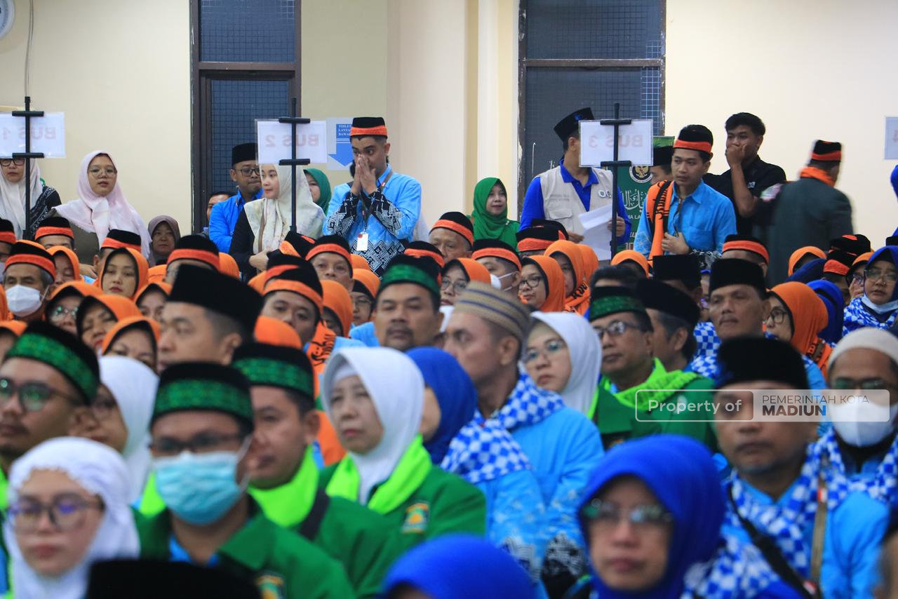227 Jamaah Haji Kota Madiun Resmi Diberangkatkan, Plt Wali Kota Titip Doa dan Harapan