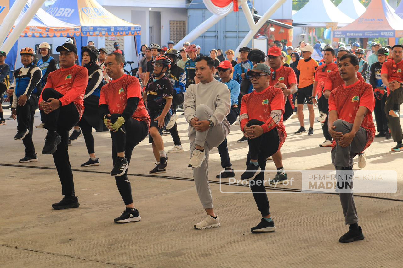 Tutup Rangkaian Perayaan HUT ke-80 TNI, Korem 081/Dhirotsaha Jaya Gelar Fun Bike dan Senam Bersama