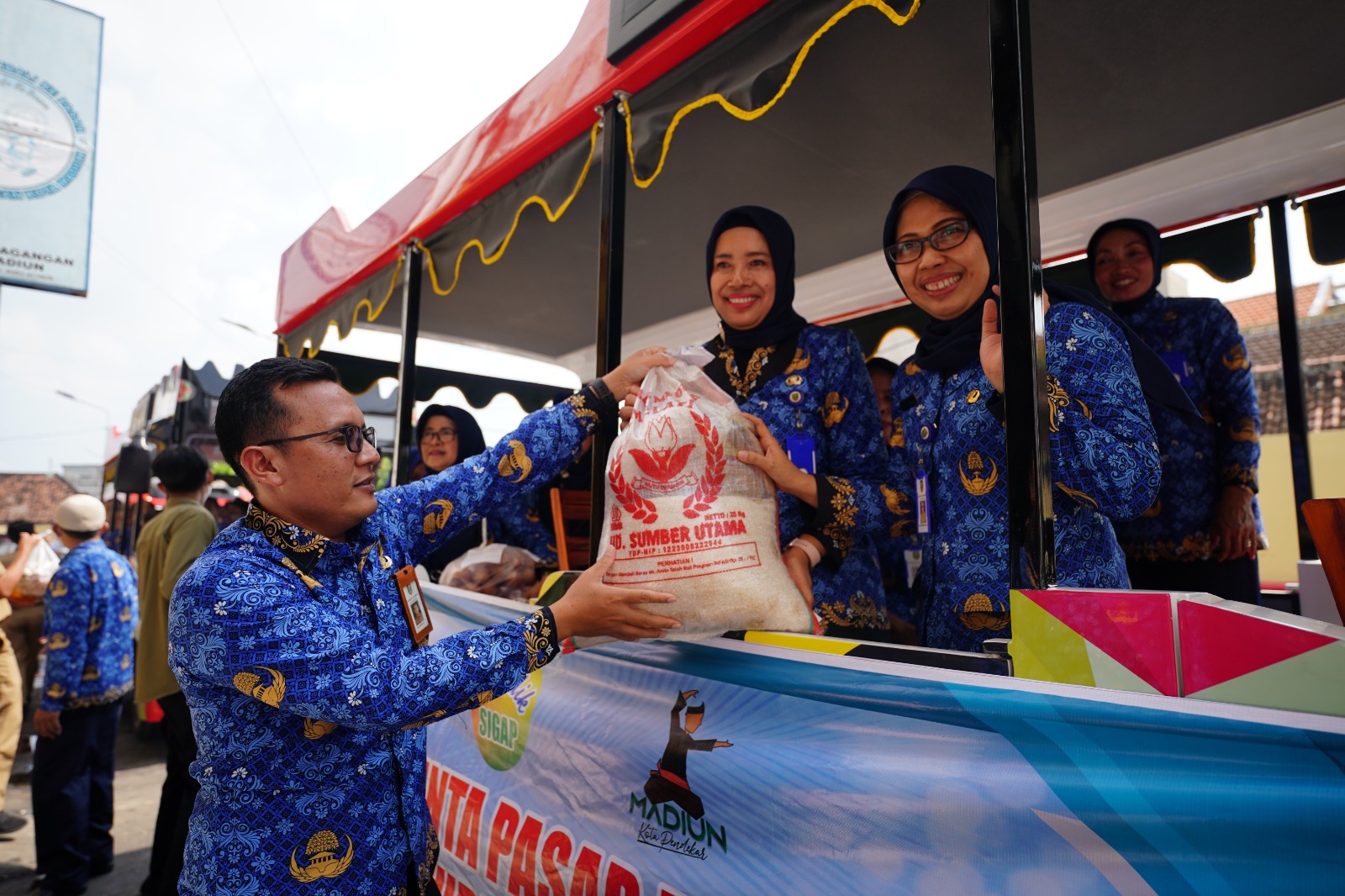 Pemkot Madiun Sosialisasikan Belanja Drive Thru Di PBM, Gunakan Aplikasi Agar Lebih Cepat Tanpa Turun Dari Kendaraan