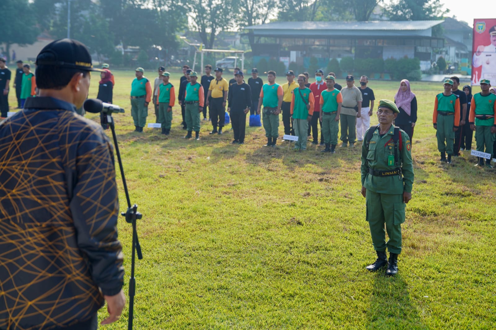 Pimpin Apel Kerja Bakti, Wali Kota Serahkan Penghargaan Bagi Satlinmas Berdedikasi