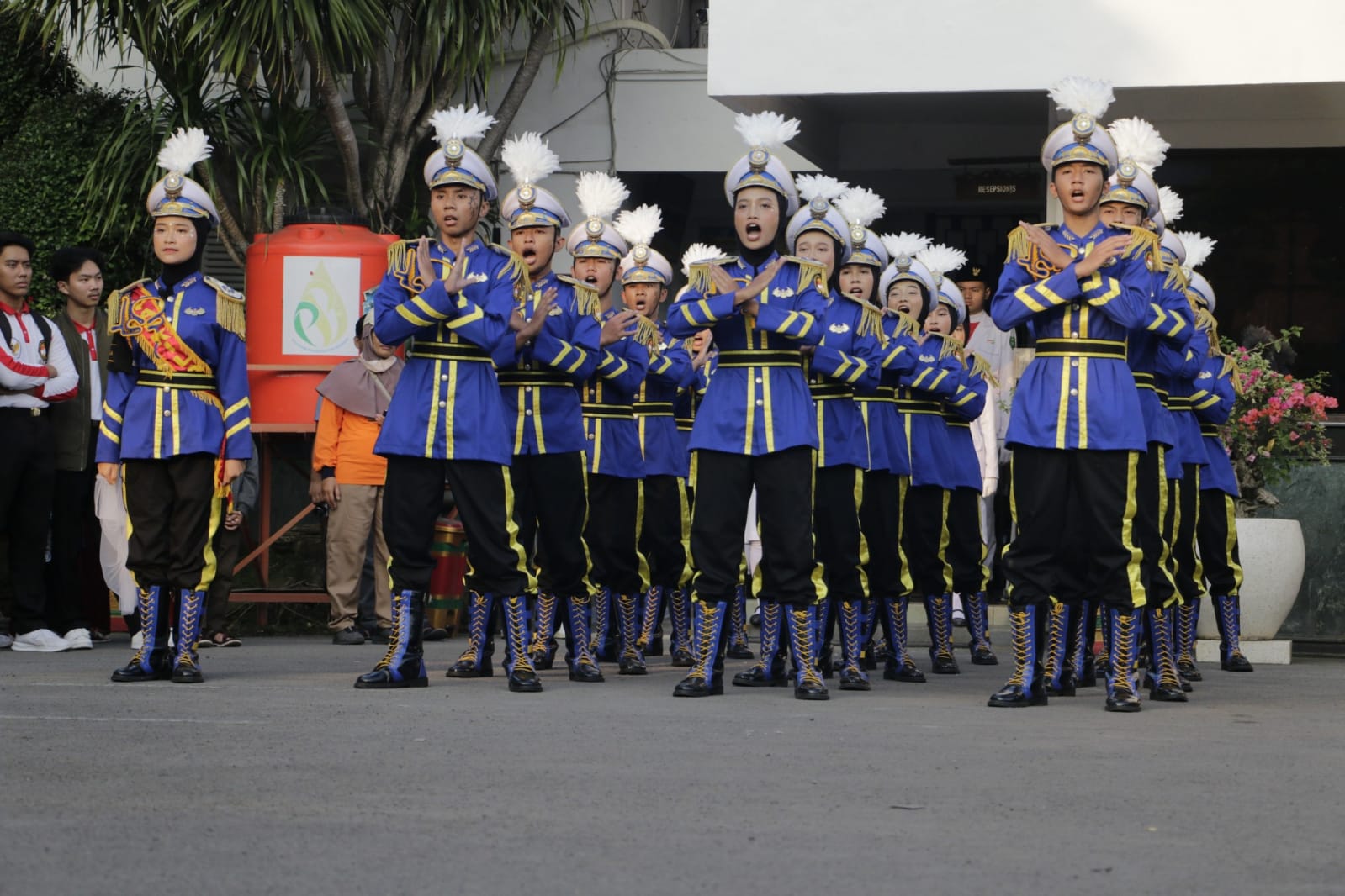 Tampilkan PBB Kreasi dan Drumband yang Menarik, Parade Senja Sukses Jadi Daya Tarik Wisatawan
