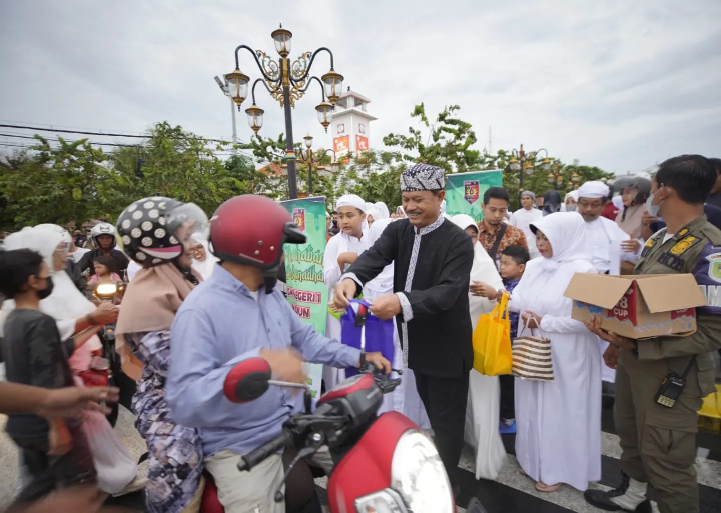 Bagi Takjil Dengan UMKM Dan SMPN 1, Wali Kota : Ajang Pelajaran Peduli Sesama