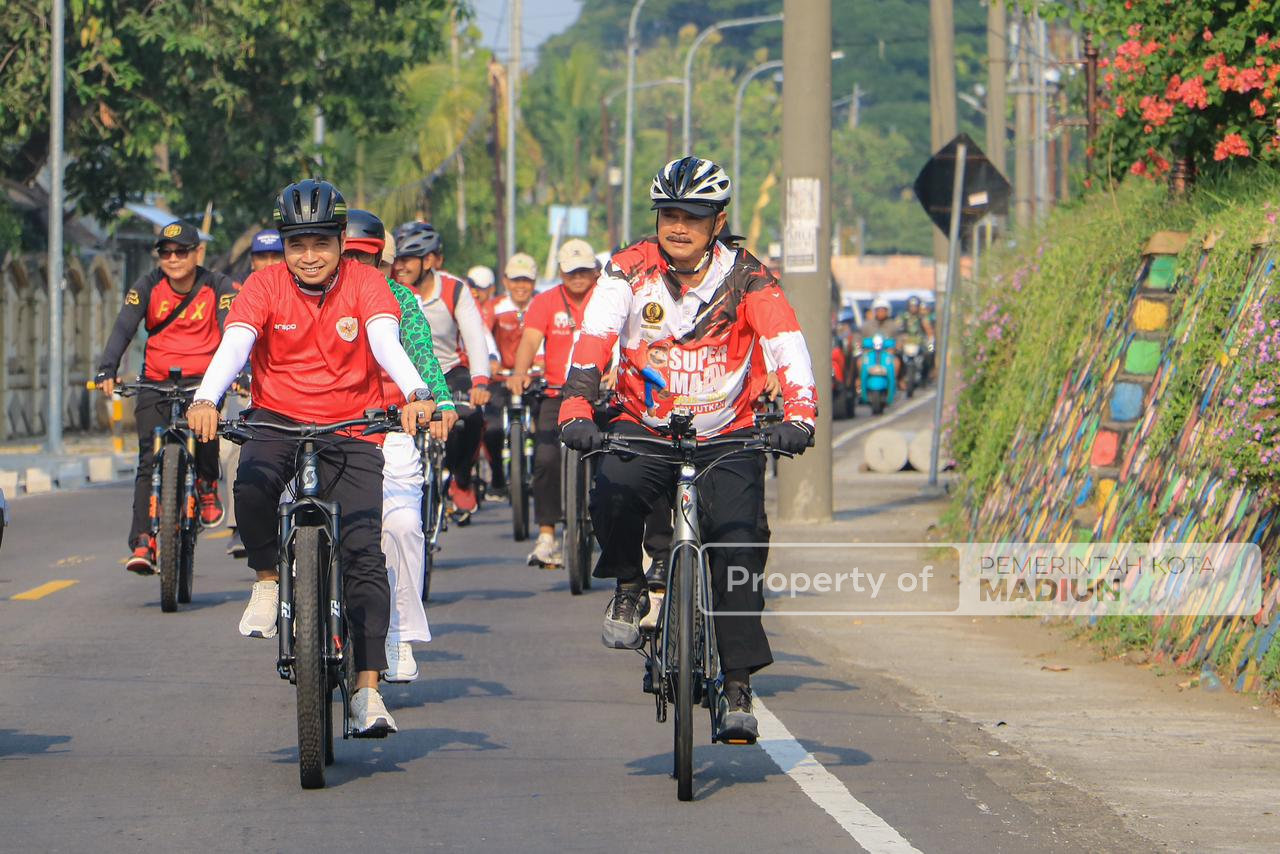 Gowes Sambil Pantau Kota, Wali Kota Madiun Cek Progres MPP dan Sapa Warga di Sepanjang Rute