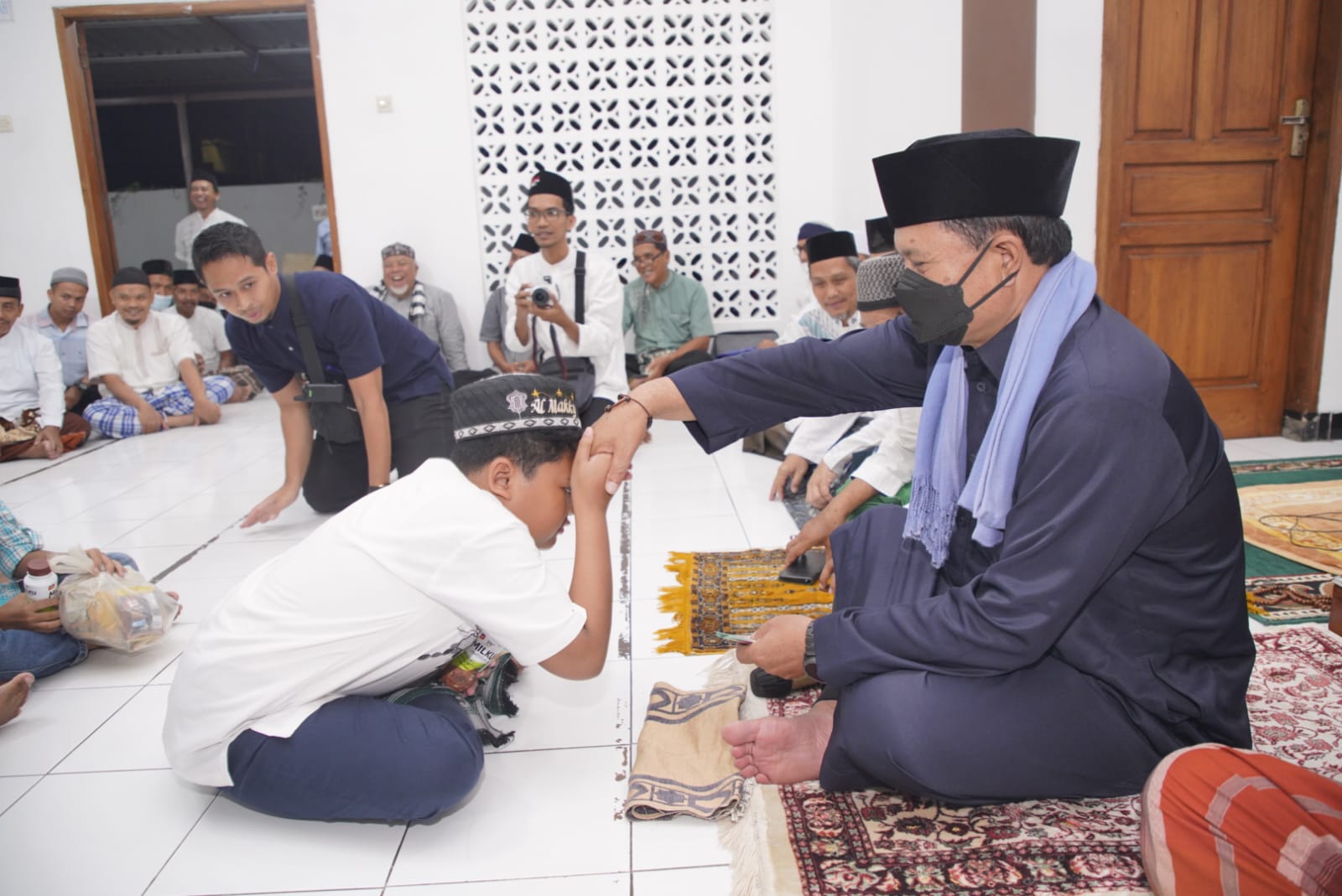 Shalat Berjamaah Di Masjid Abu Bakar, Wali Kota Imbau Warga Ikut Jaga Kondusifitas Jelang Lebaran