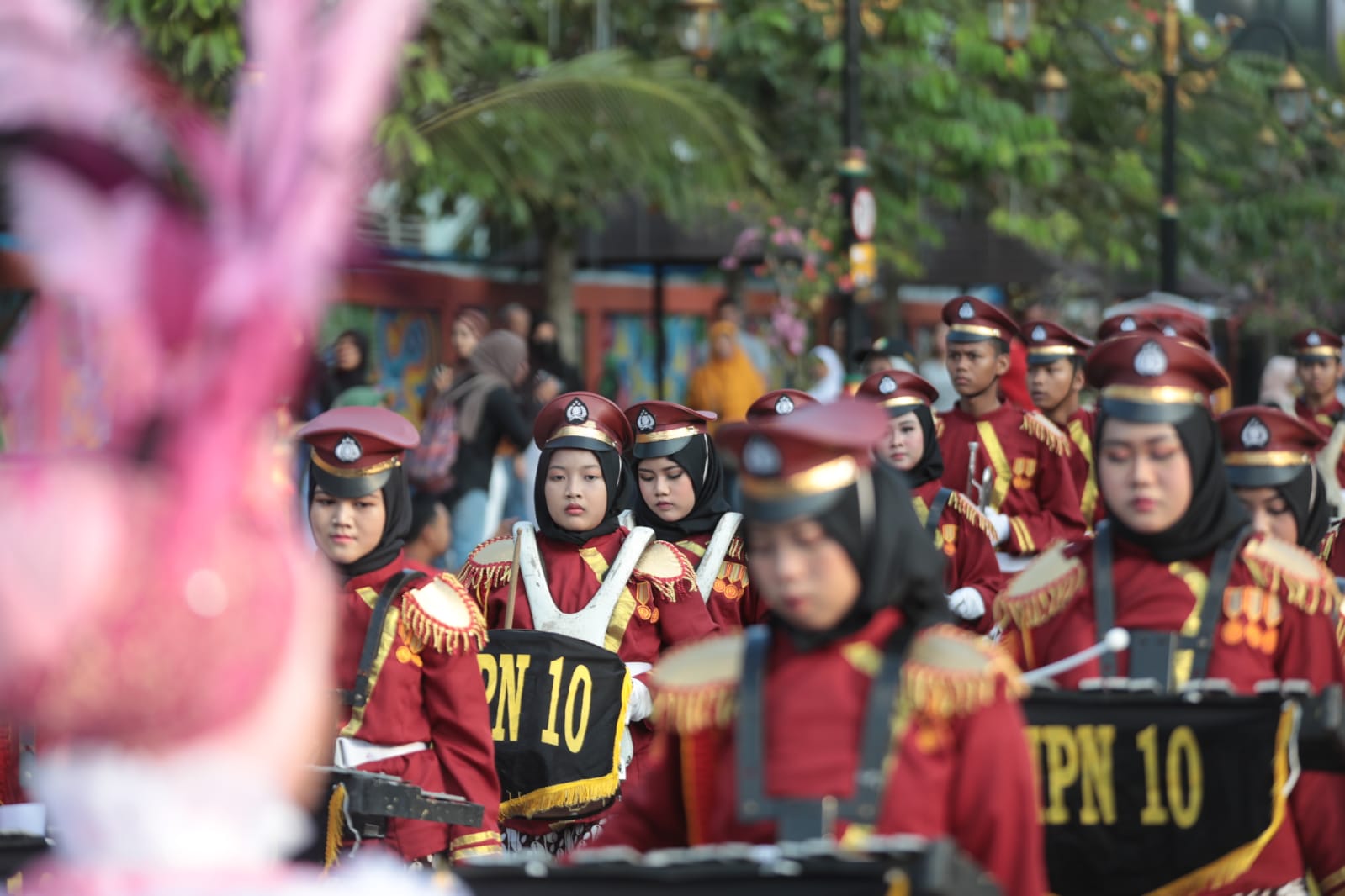 Tampilkan PBB Kreasi dan Drumband yang Menarik, Parade Senja Sukses Jadi Daya Tarik Wisatawan