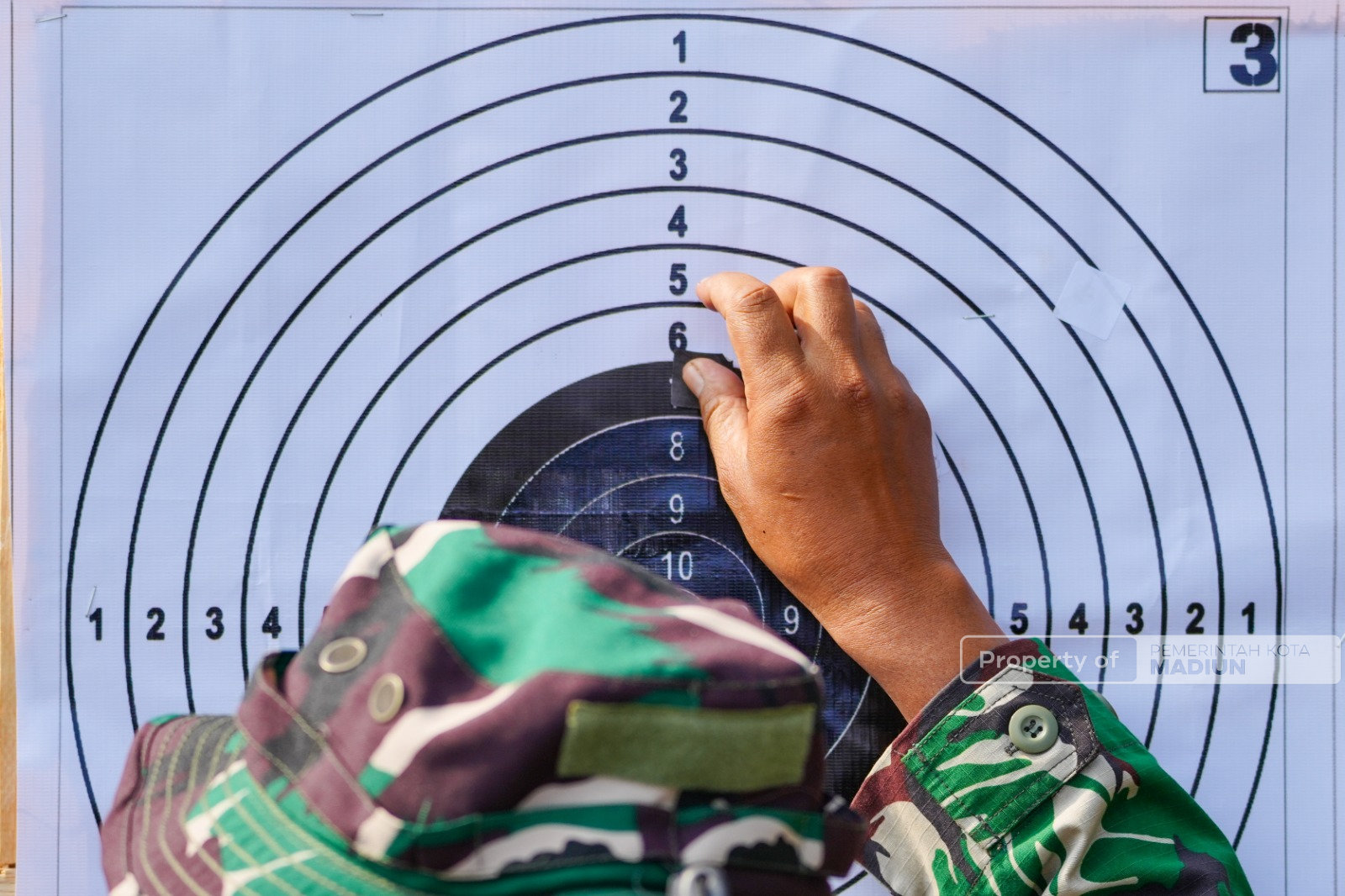Perkuat Sinergi, Plt Wali Kota Madiun Asah Fokus dalam Latihan Menembak