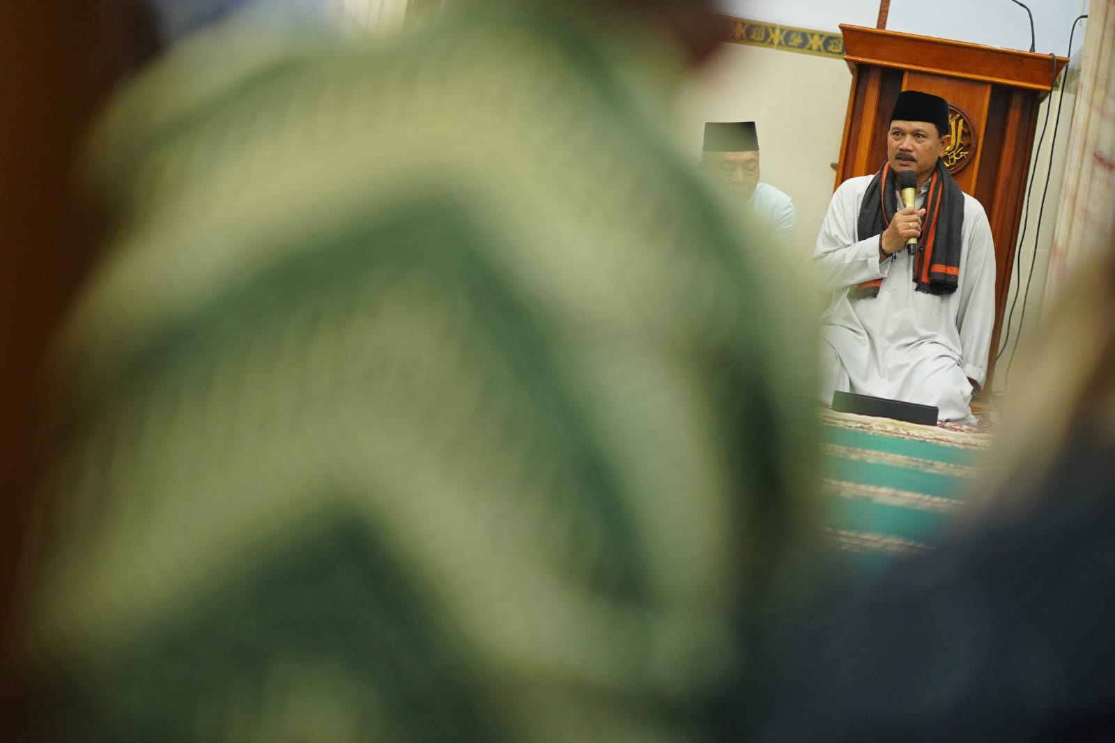 Shalat Isya Dan Tarawih Di Masjid Al Amin, Wali Kota Serahkan Bantuan Untuk Anak Yatim