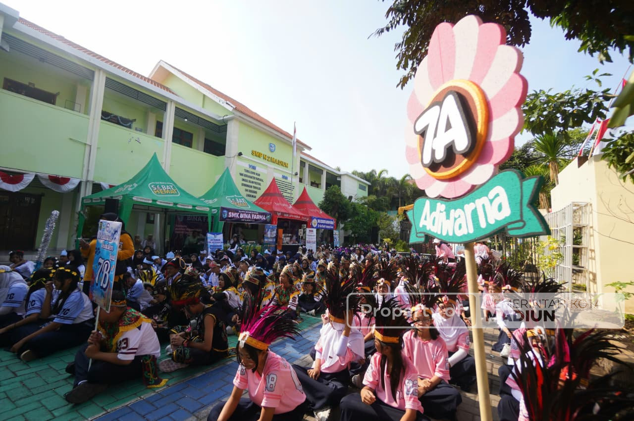 Meriah! Wali Kota Madiun Berangkatkan Pawai HUT ke-79 SMPN 2 Madiun