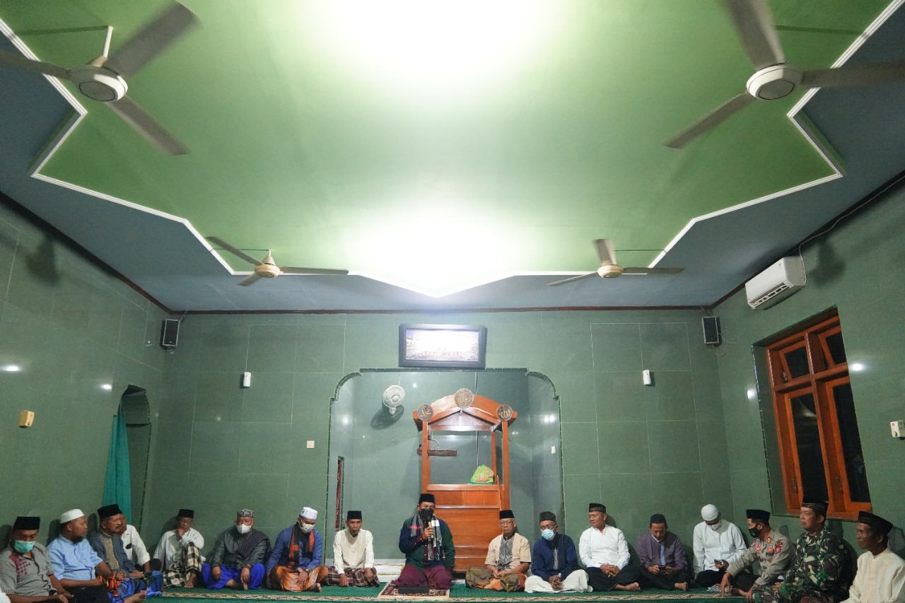 Isya Berjamaah Di Masjid Baitul Muttaqiin, Wali Kota Ajak Warga Jaga Kebersihan Lingkungan