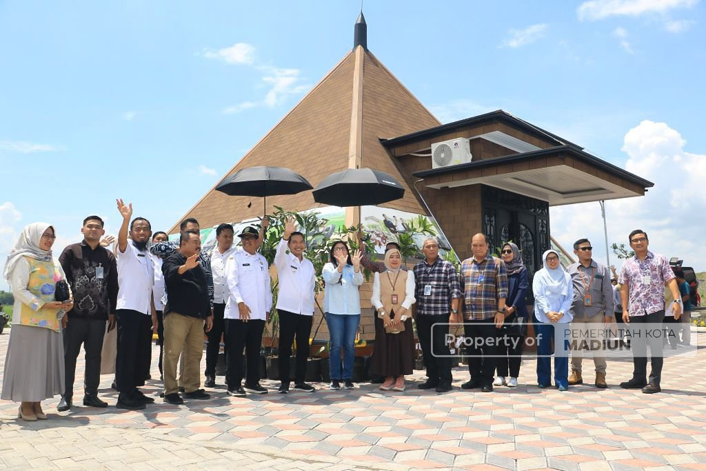 Dukung Pengelolaan Sampah Berkelanjutan, OJK Kediri Serahkan Ratusan Bibit Tanaman