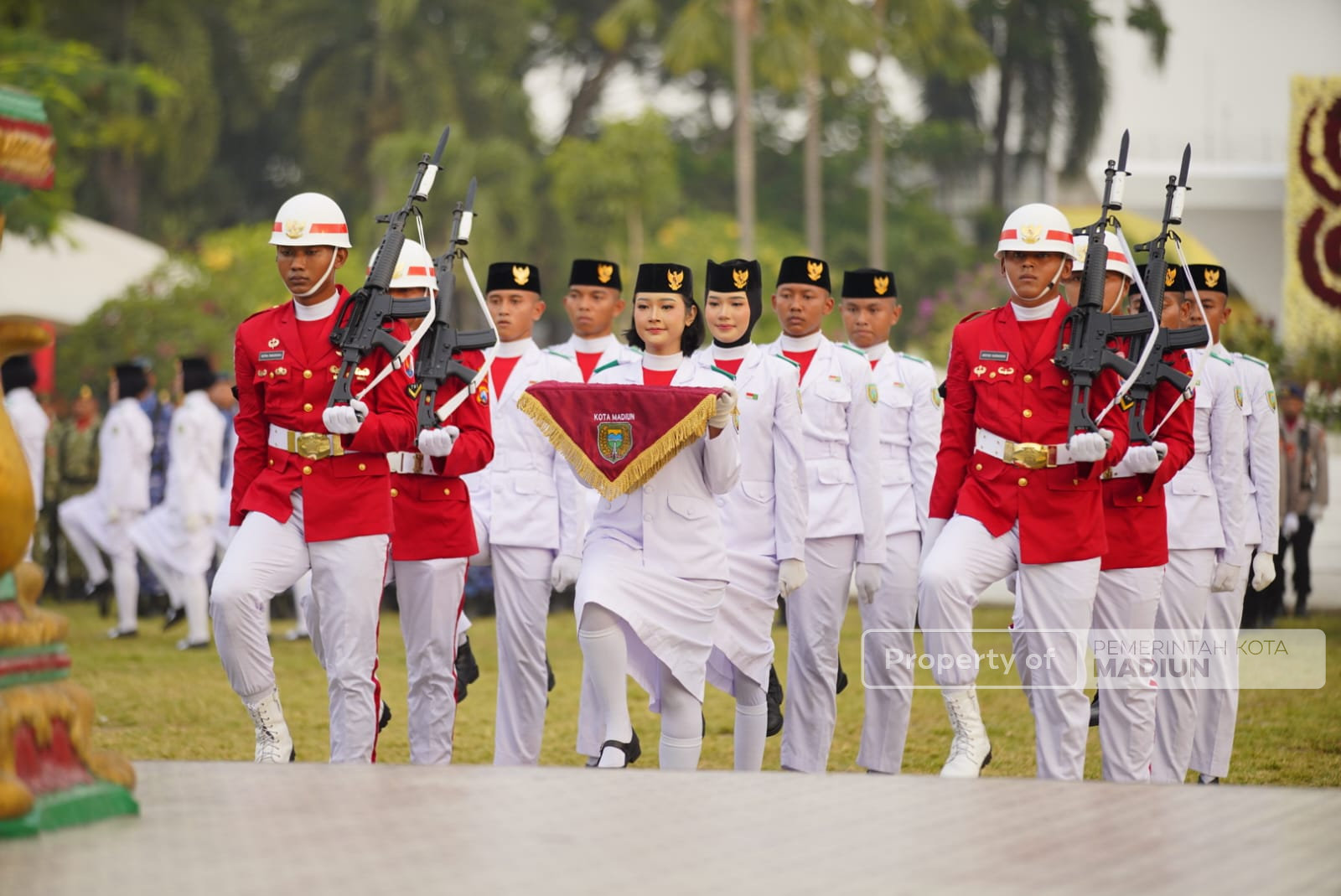 Gelar Upacara Penurunan Sang Merah Putih, Plt Wali Kota Madiun Apresiasi Perjuangan Paskibraka