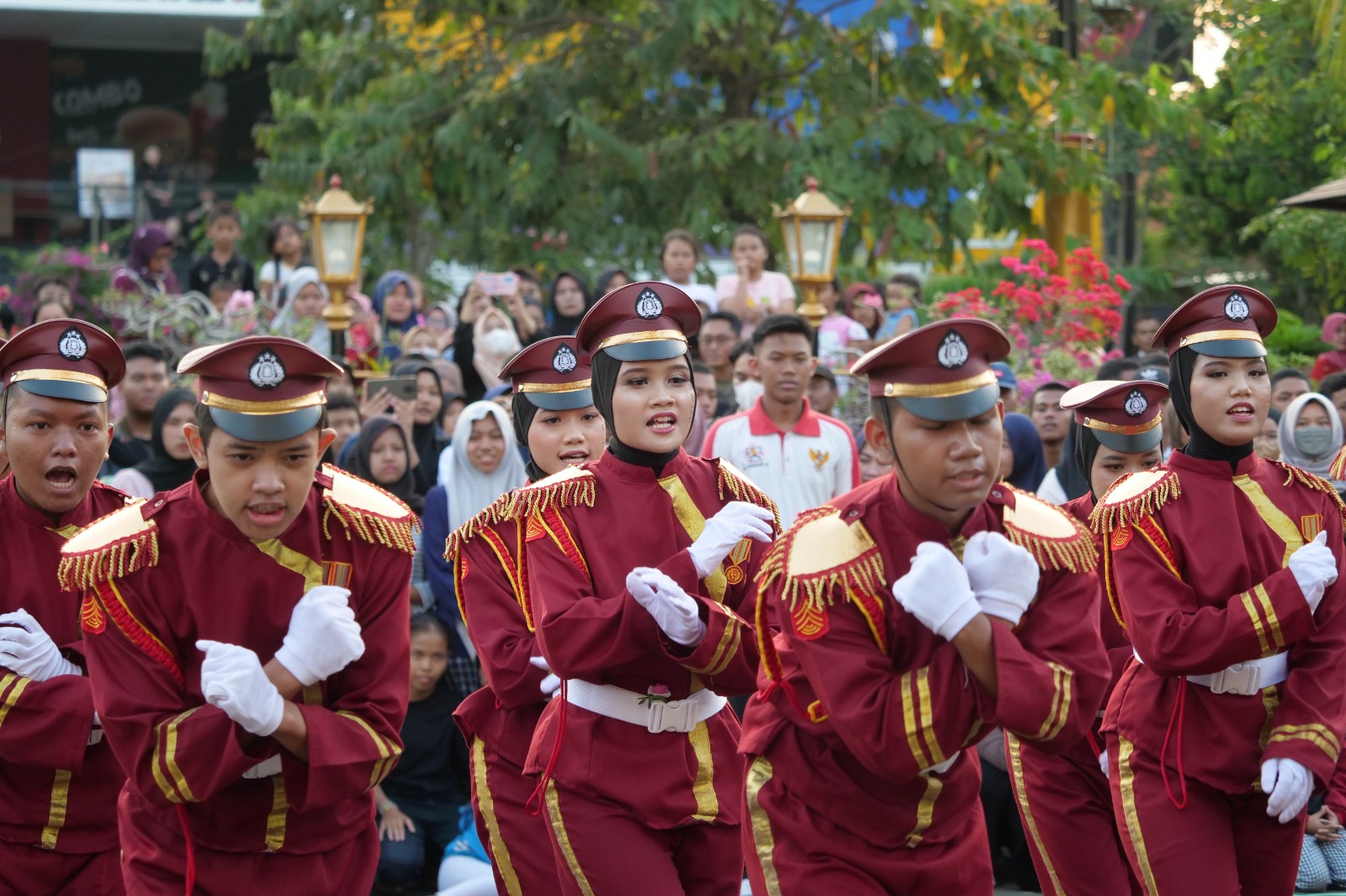 Drumband SMPN 3 Dan Paskibra SMAN 4 Undang Decak Kagum Penonton Pada Event Parade Senja