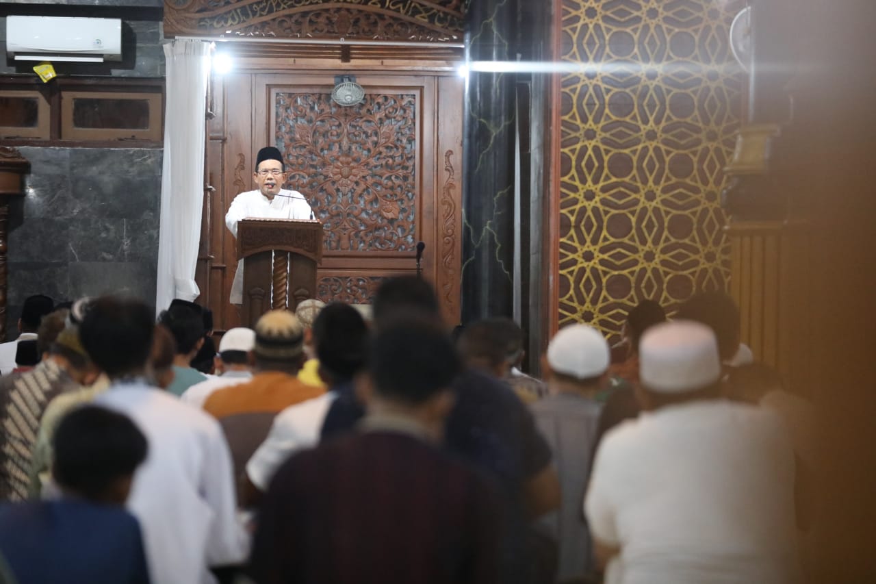 Ikuti Salat Tarawih Perdana, Wali Kota Ajak Umat Muslim Tingkatkan Ibadah