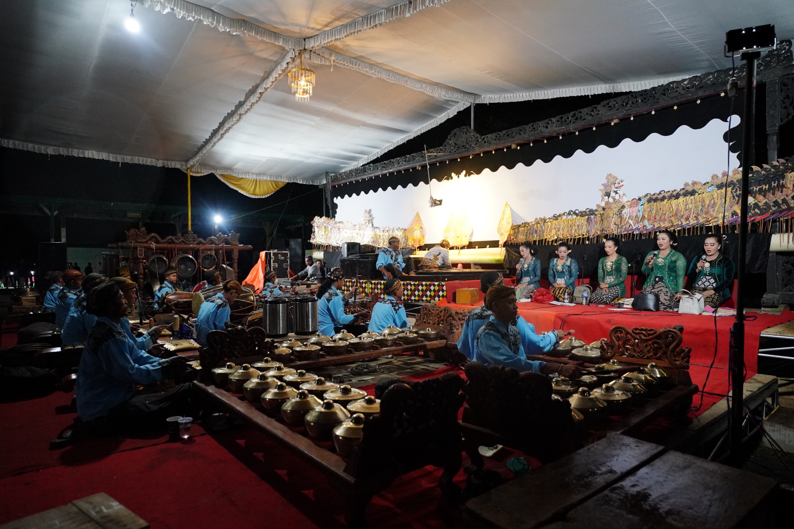 Hadiri Pagelaran Wayang Kulit Peringatan HUT Yonif Para Raider 501, Wali Kota: Usia Tua Penampilan Harus Muda