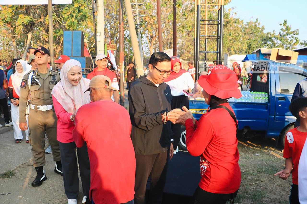 Plt Wali Kota Berangkatkan Jalan Santai di Kampung Jepang Banjarejo, Dorong Kebersamaan dan Ekonomi Warga