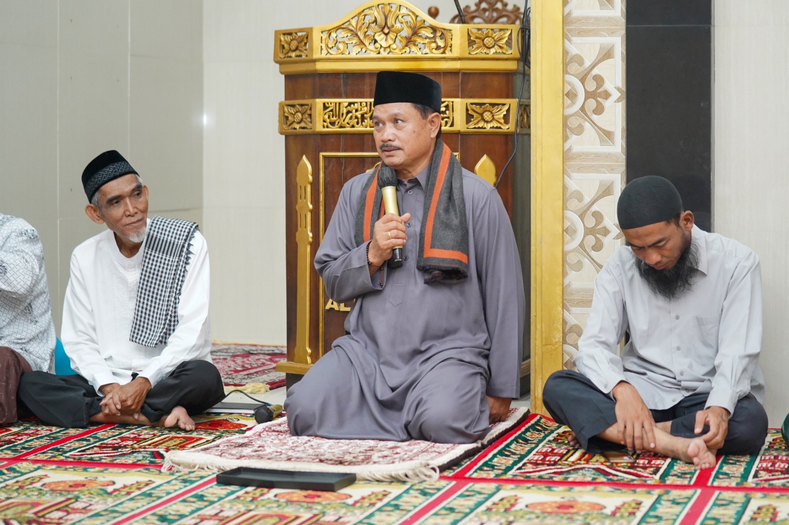 Salat Isya di Masjid Al Muttaqin, Wali Kota Juga Salurkan Berbagai Bantuan