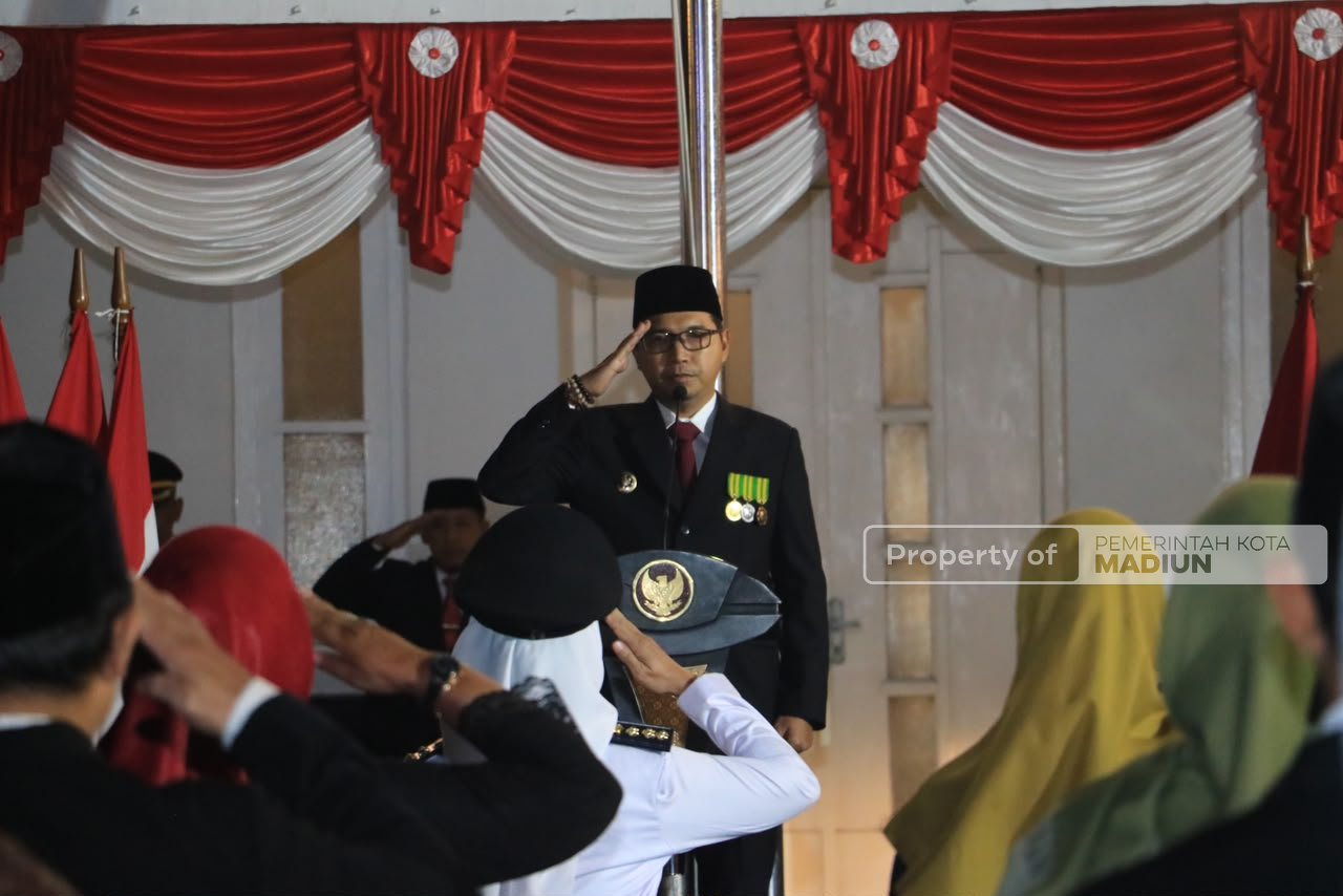 Plt Wali Kota Madiun Serahkan Tanda Kehormatan Satyalancana, Dorong ASN Jadi Jangkar Pemerintahan dan Konsisten Berikan Pelayanan Terbaik