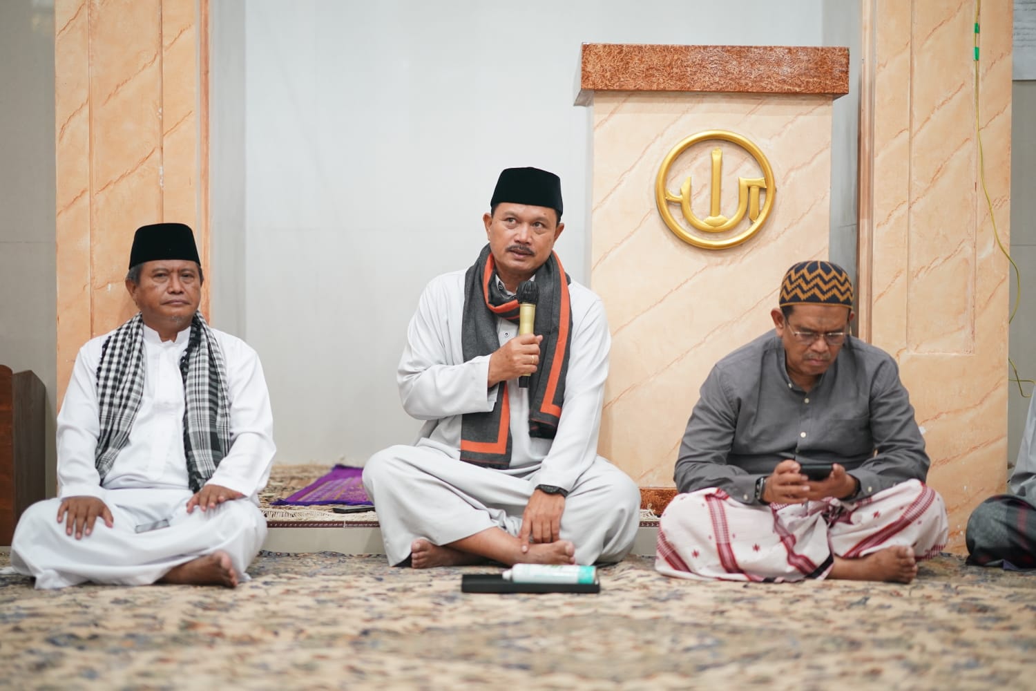 Salat Isya di Masjid Al-Furqon, Wali Kota Belanja Masalah Langsung dari Jamaah