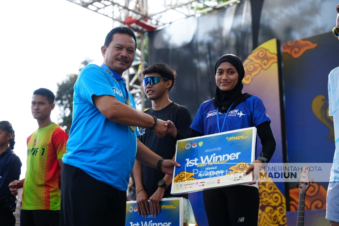 Hadiri Angkasa Fun Run 2025, Wali Kota Madiun: SMAN 3 Taruna Angkasa Madiun Luar Biasa!