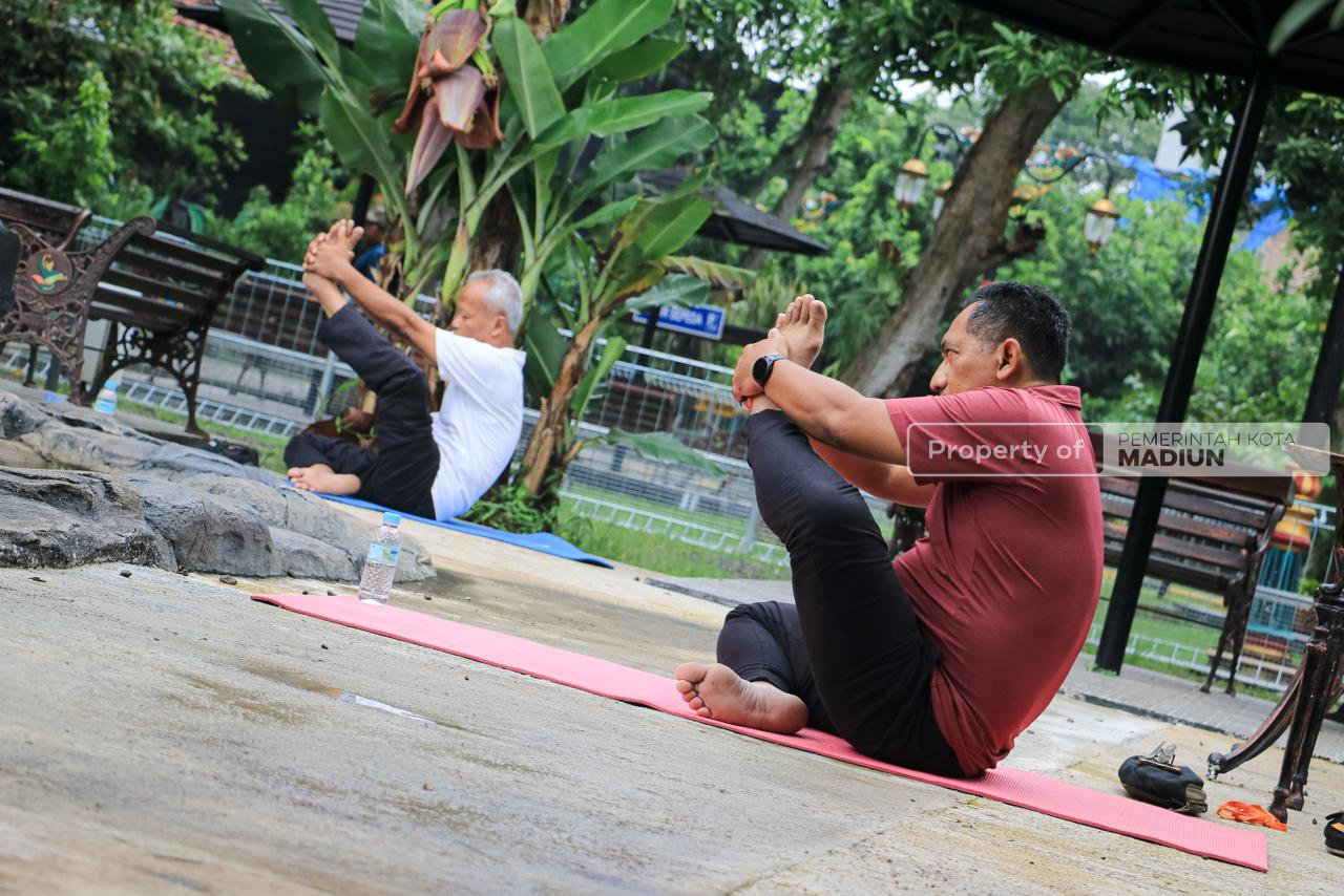 Tingkatkan Stamina dan Produktivitas Abdi Negara Melalui Senam Yoga