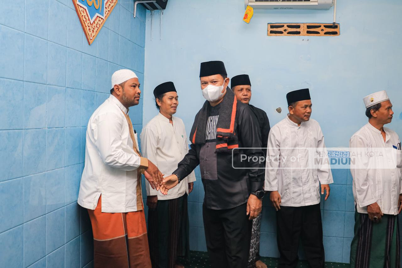 Pererat Silaturahmi, Wali Kota Madiun Hadiri Sholat Isya Bersama Warga Jalan Citarum di Mushola Al Barokah