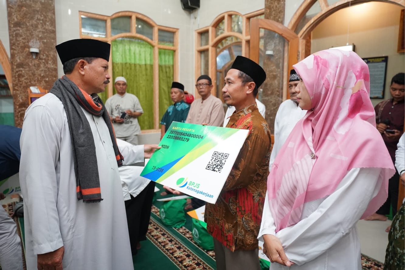 Salat Isya di Masjid Al-Furqon, Wali Kota Belanja Masalah Langsung dari Jamaah