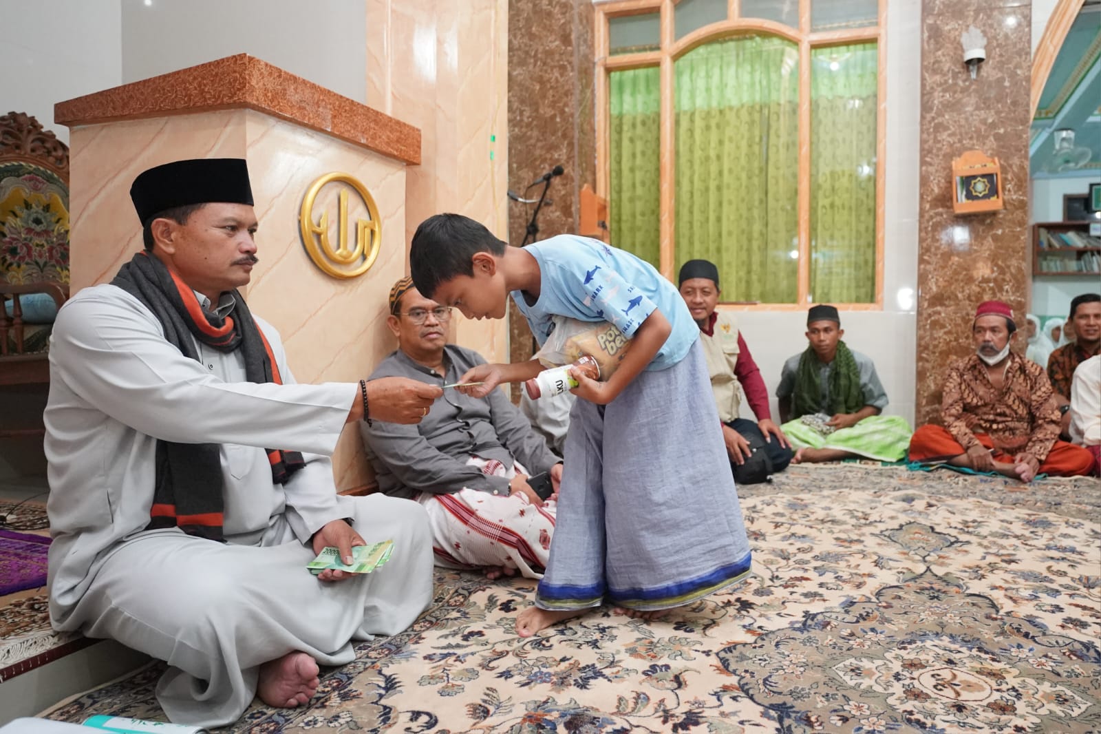 Salat Isya di Masjid Al-Furqon, Wali Kota Belanja Masalah Langsung dari Jamaah