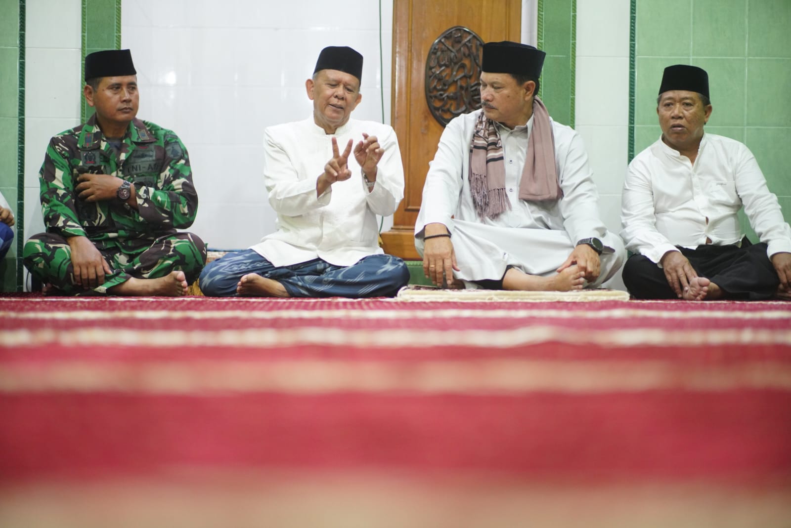 Salat Isya di Masjid Al Falah, Wali Kota Juga Sampaikan Program Pembangunan Kepada Jemaah