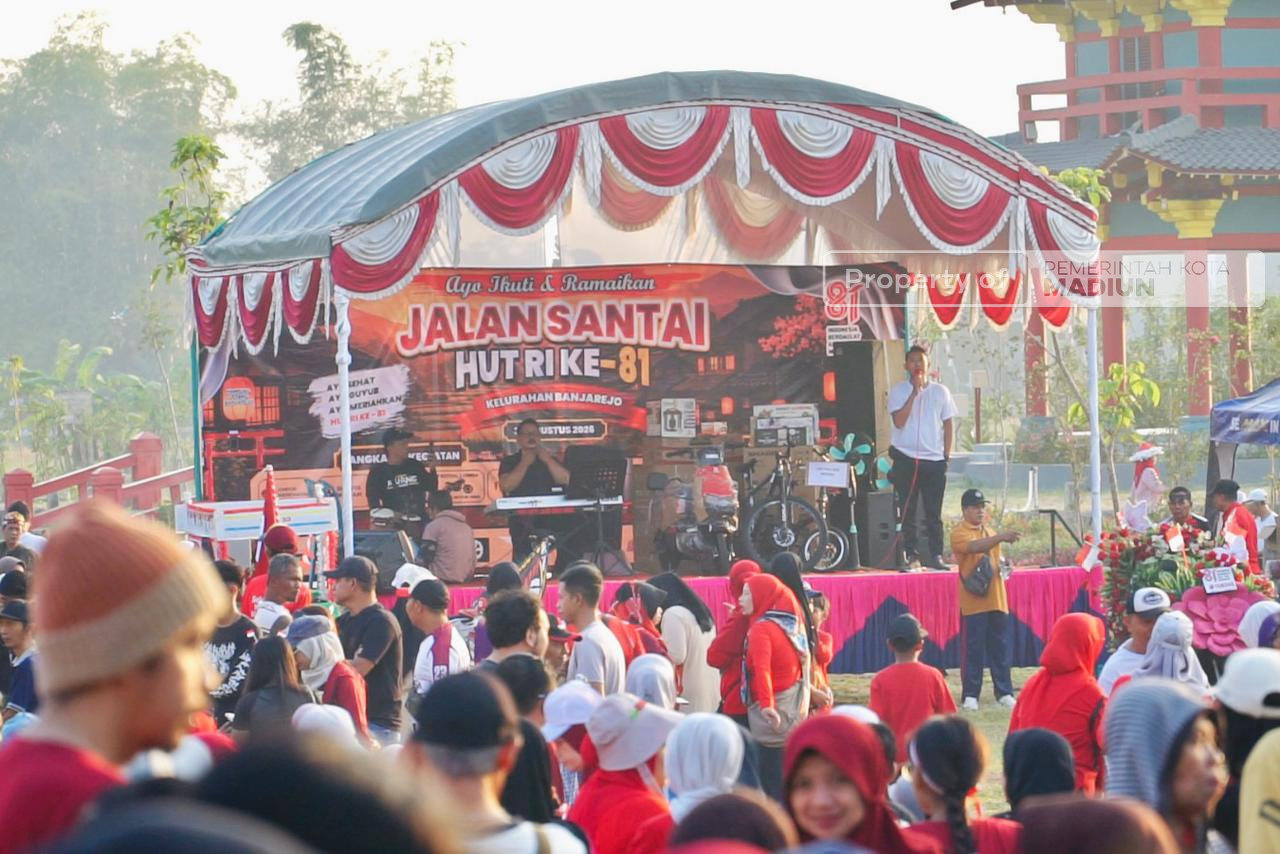 Plt Wali Kota Berangkatkan Jalan Santai di Kampung Jepang Banjarejo, Dorong Kebersamaan dan Ekonomi Warga