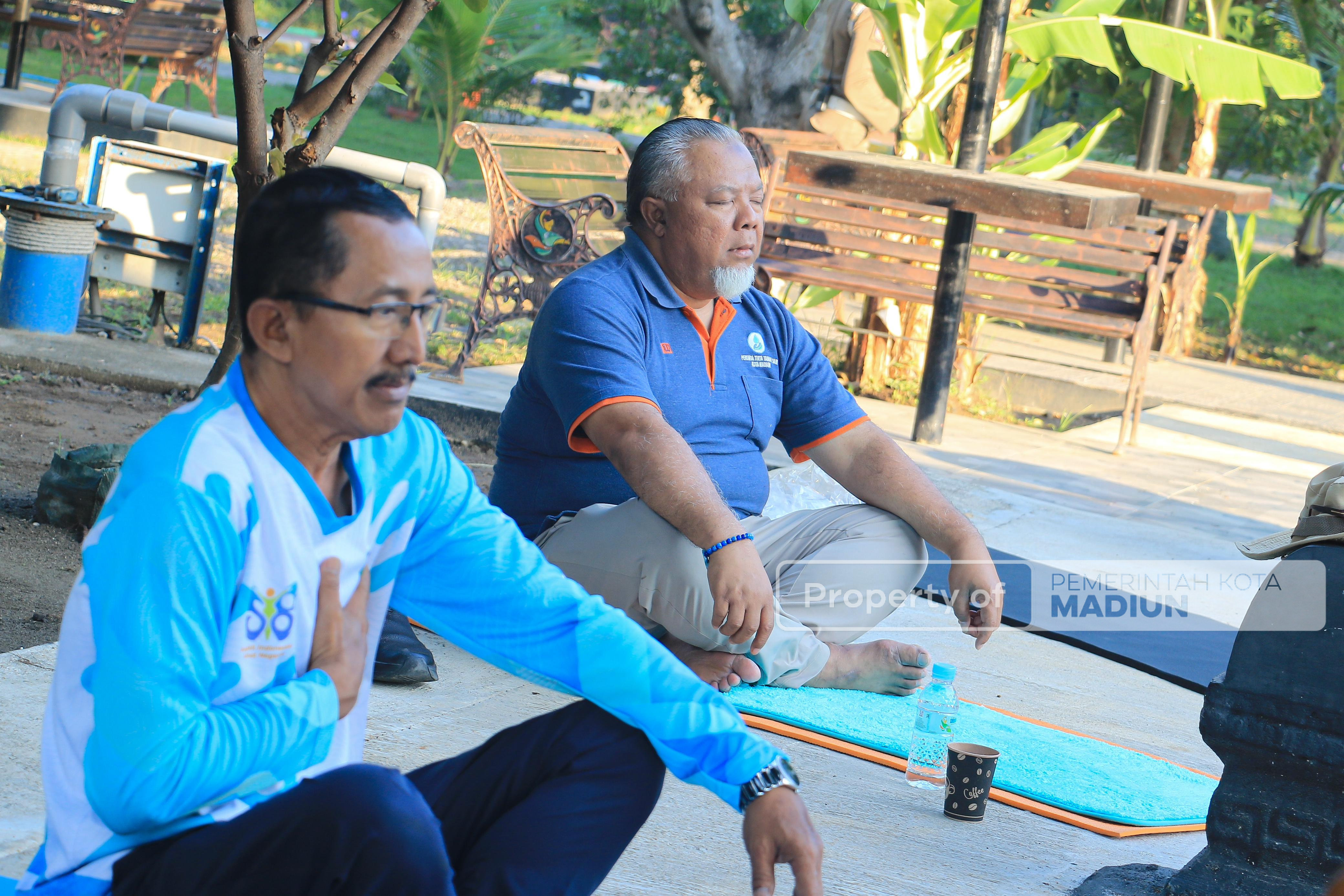 Wujudkan Aparatur Sehat dan Bugar Melalui Yoga