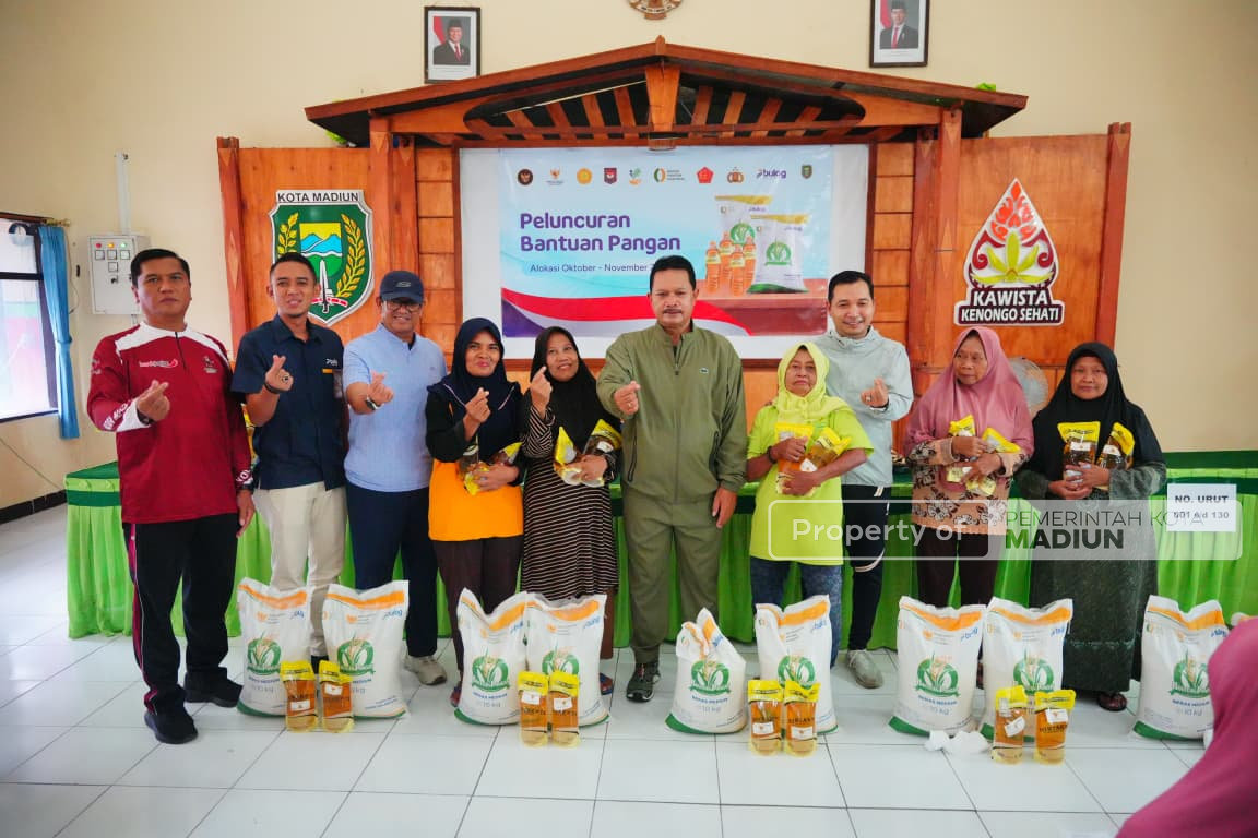 Jalan Kaki Bersama Pejabat Perangkat Daerah, Wali Kota Madiun Serahkan Bantuan di Kelurahan Winongo dan Kelurahan Manguharjo
